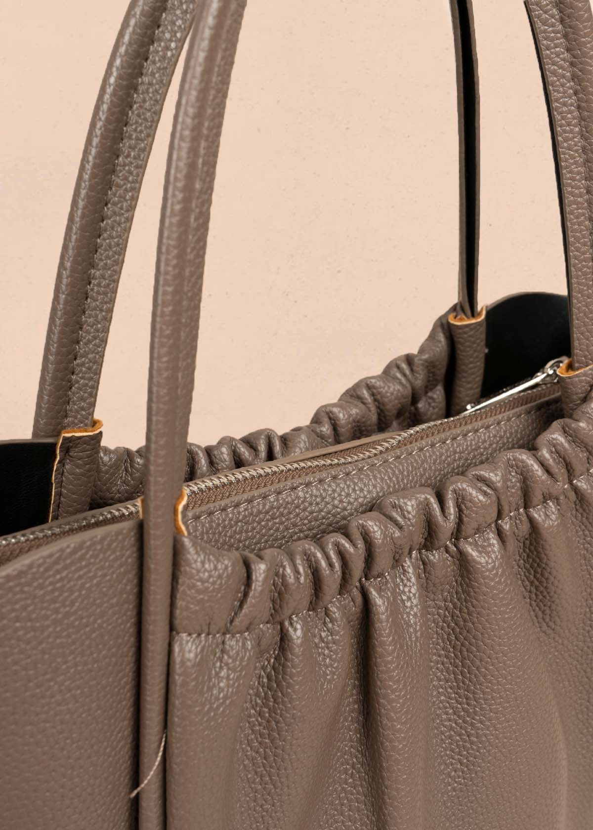 Bolso tipo cartera color taupe con resorte 105702