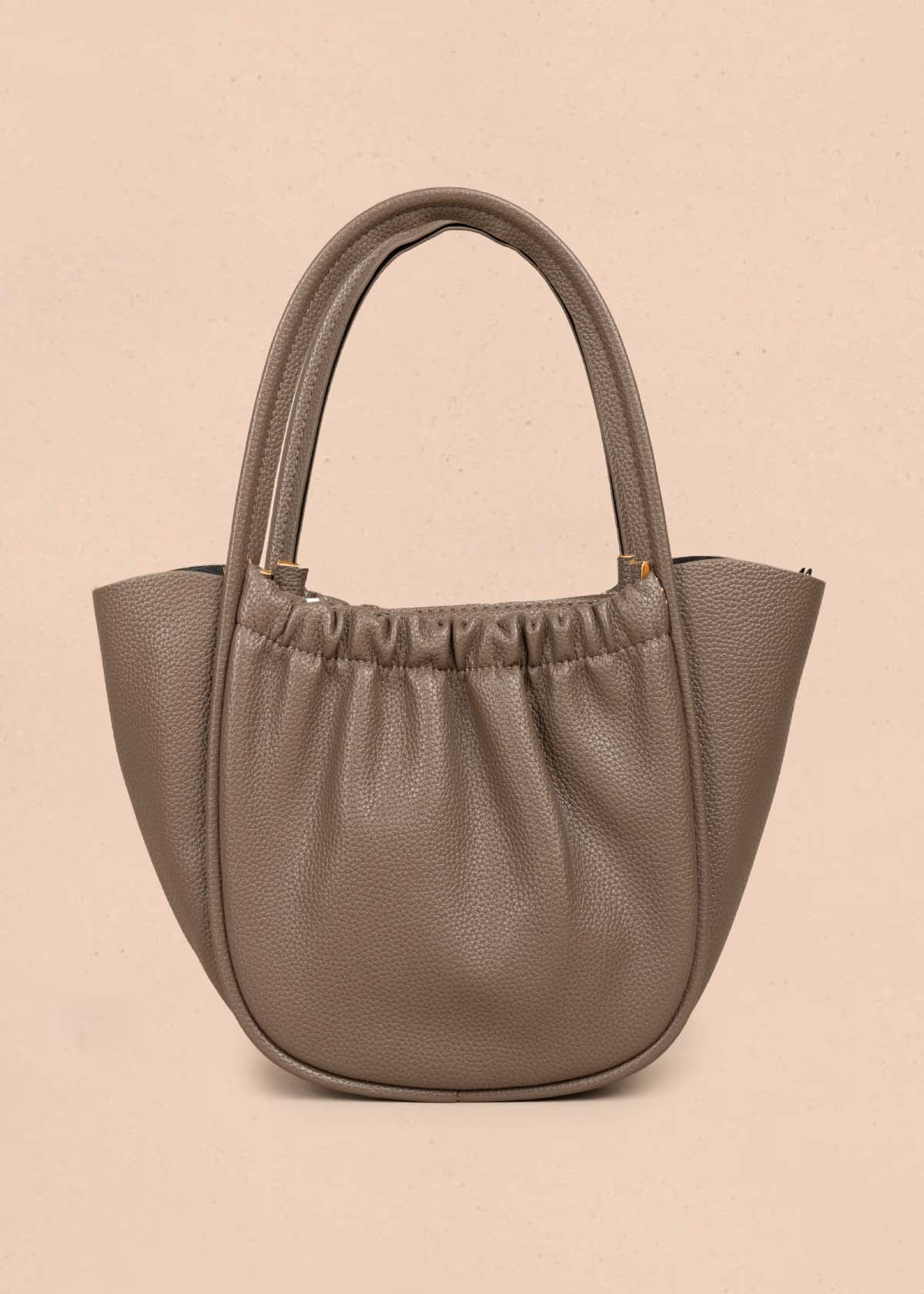 Bolso tipo cartera color taupe con resorte 105702
