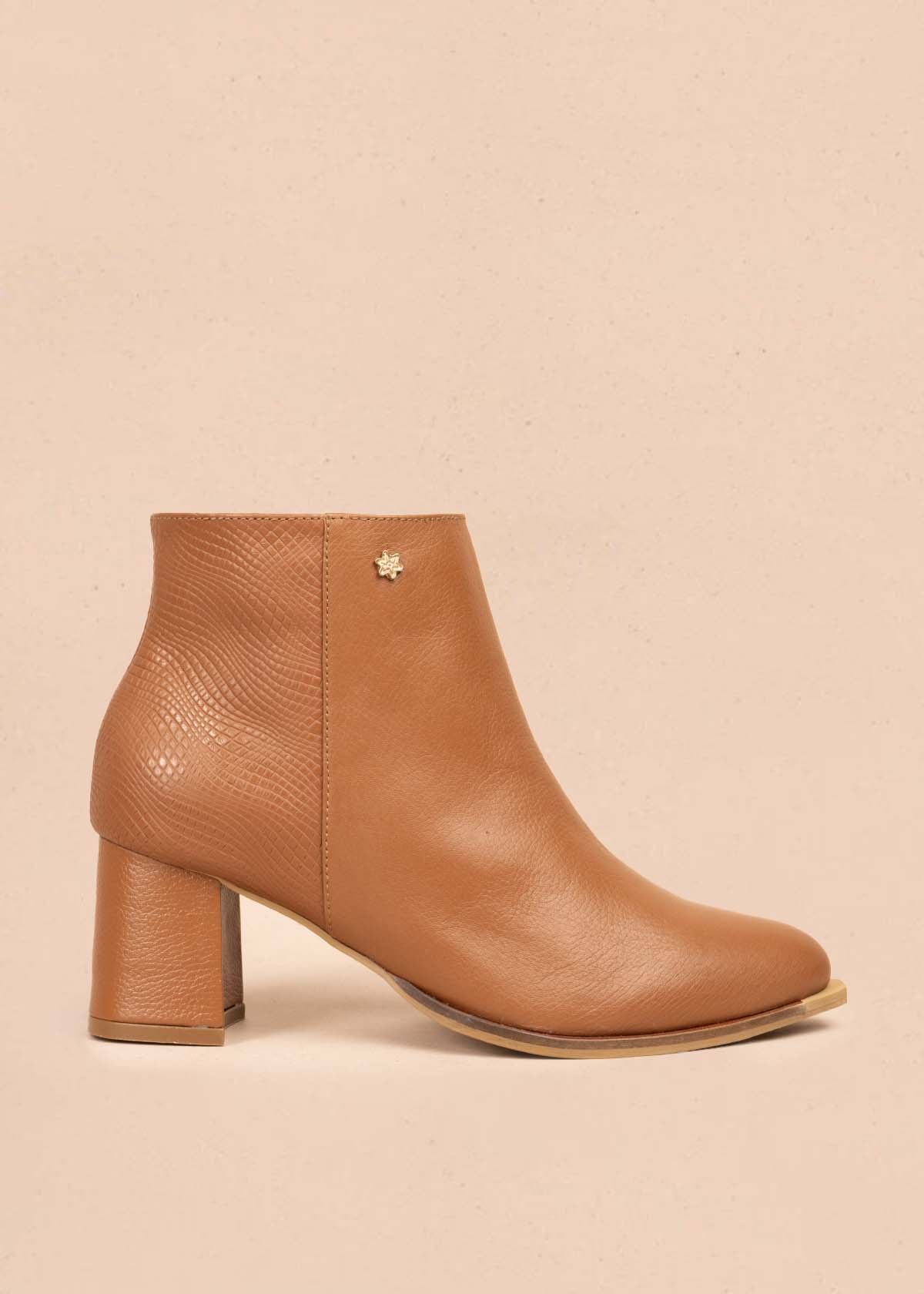 Botines en cuero color miel con textura en croco 105705
