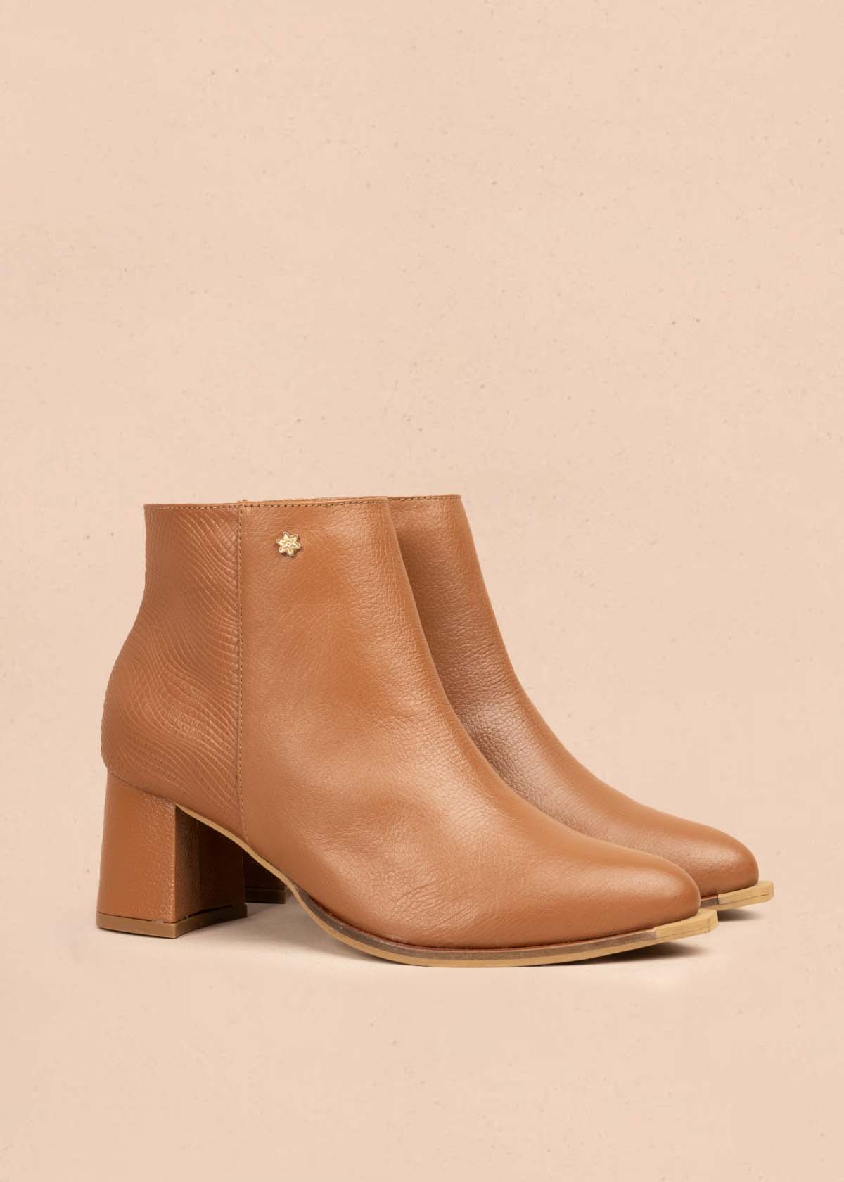 Botines en cuero color miel con textura en croco 105705