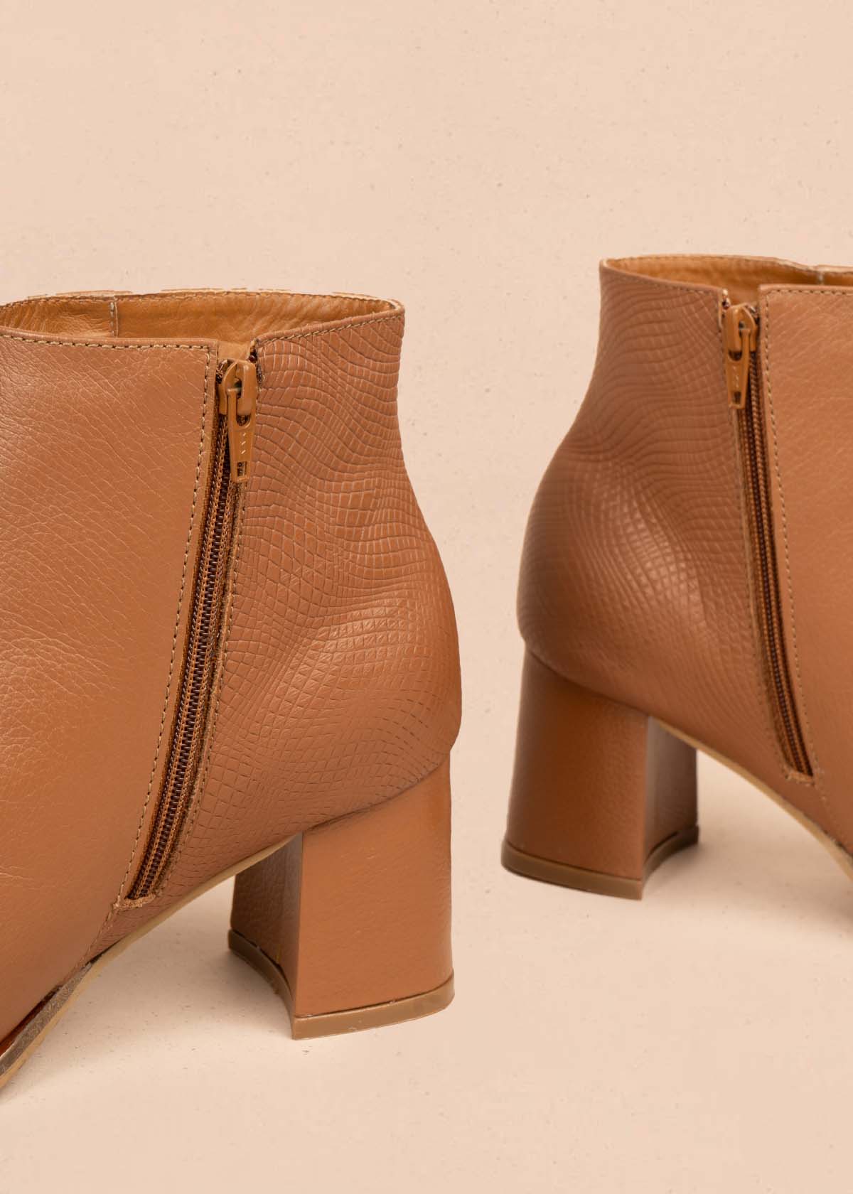 Botines en cuero color miel con textura en croco 105705