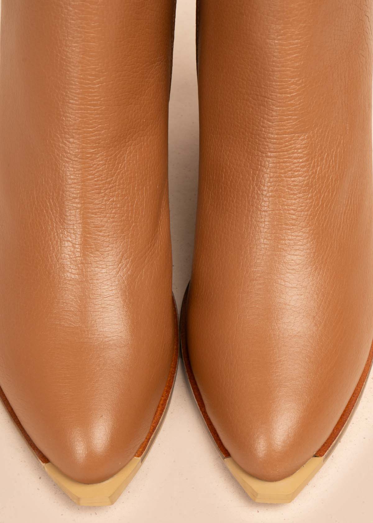 Botines en cuero color miel con textura en croco 105705