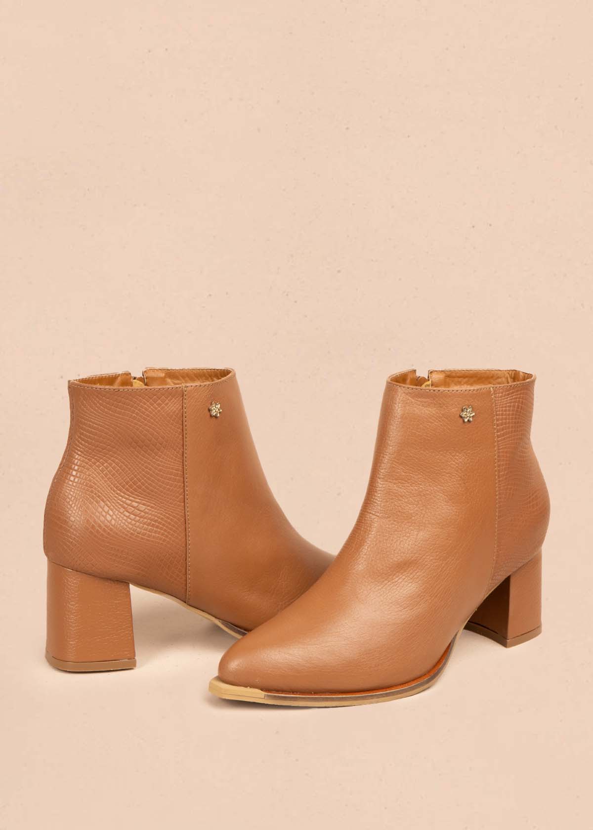 Botines en cuero color miel con textura en croco 105705