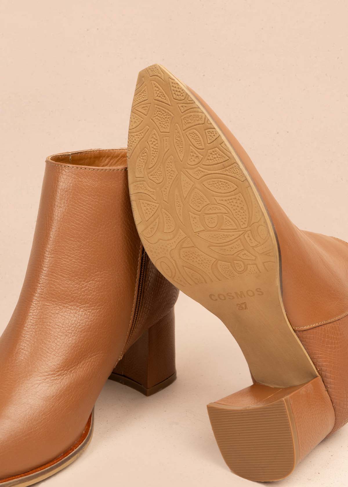 Botines en cuero color miel con textura en croco 105705