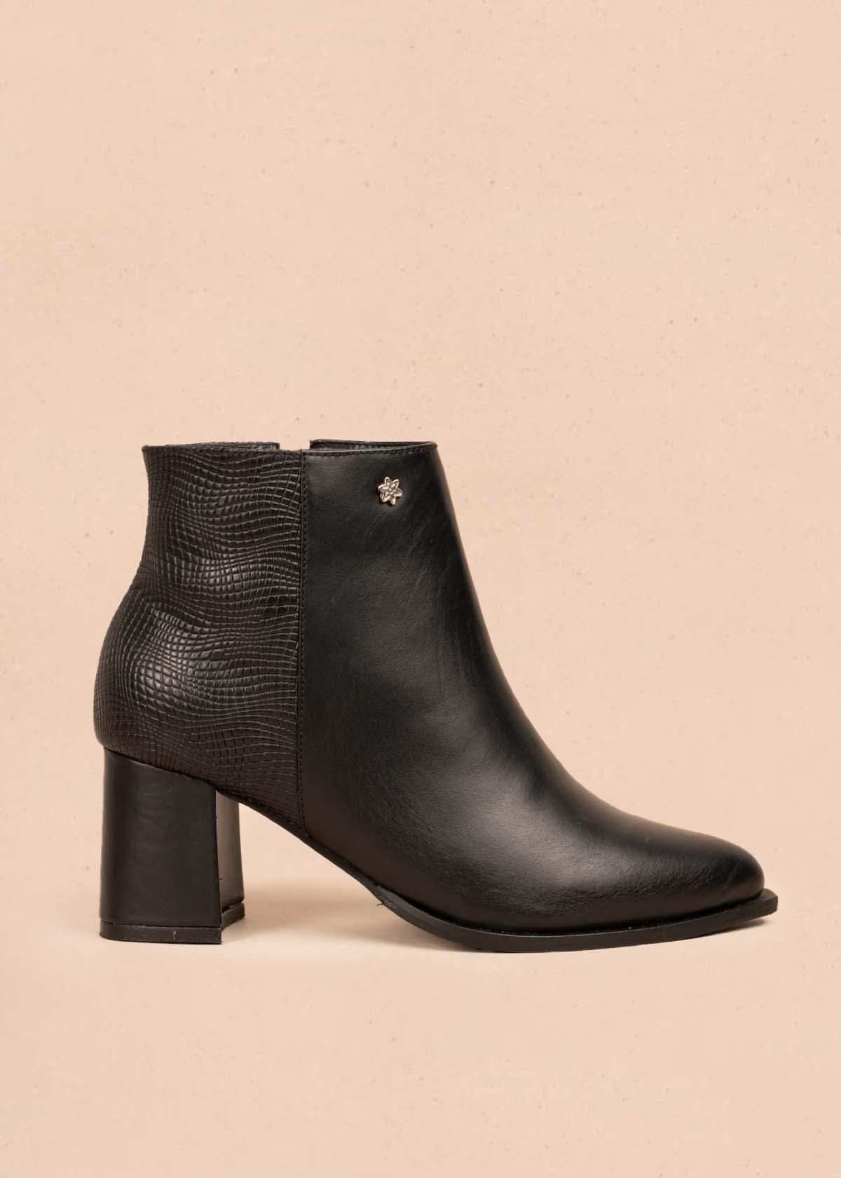 Botines en cuero color negro con textura en croco 105705