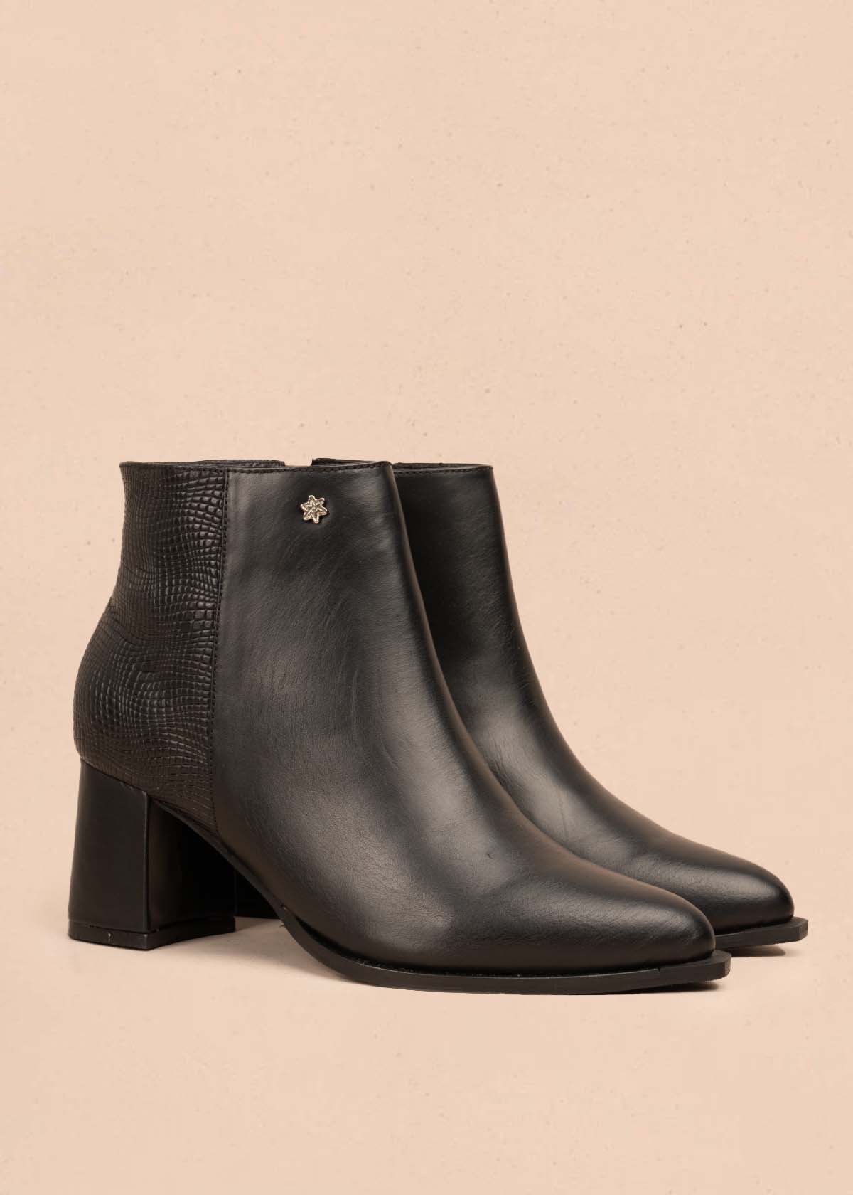 Botines en cuero color negro con textura en croco 105705