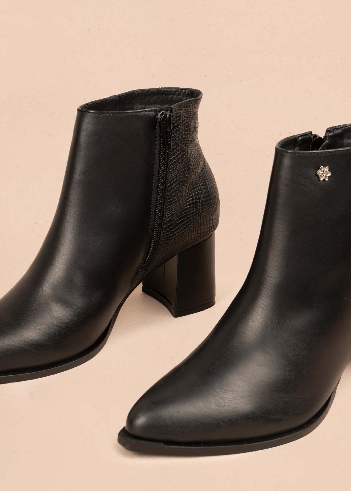 Botines en cuero color negro con textura en croco 105705