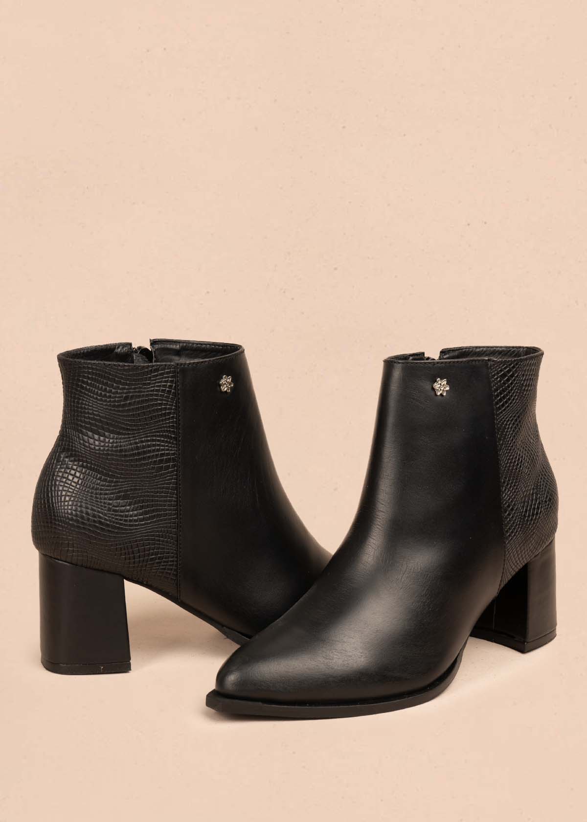 Botines en cuero color negro con textura en croco 105705