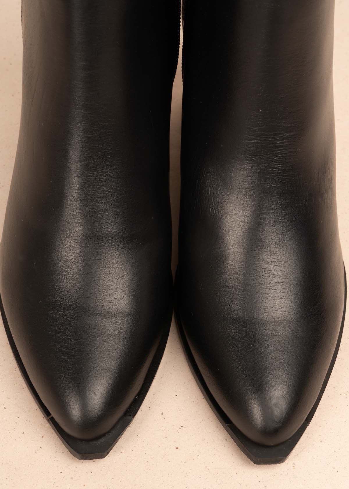 Botines en cuero color negro con textura en croco 105705