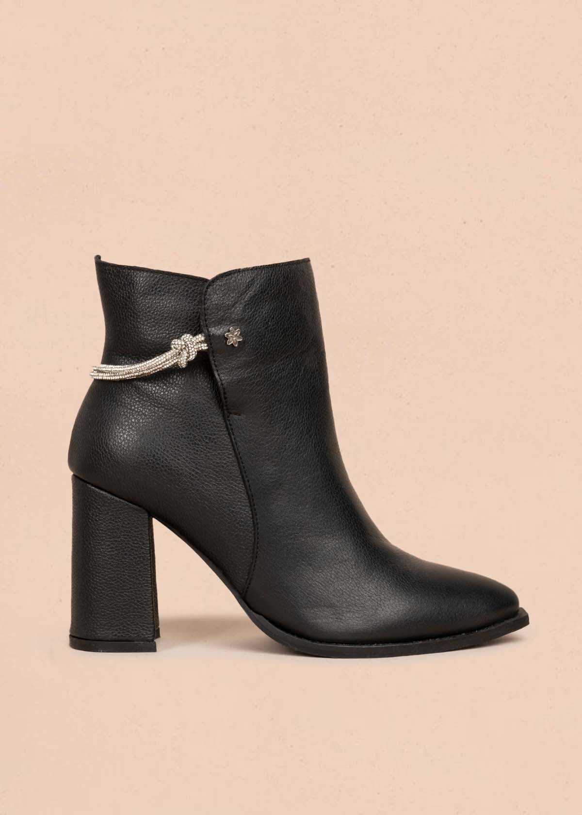 Botines en cuero color negro 105706