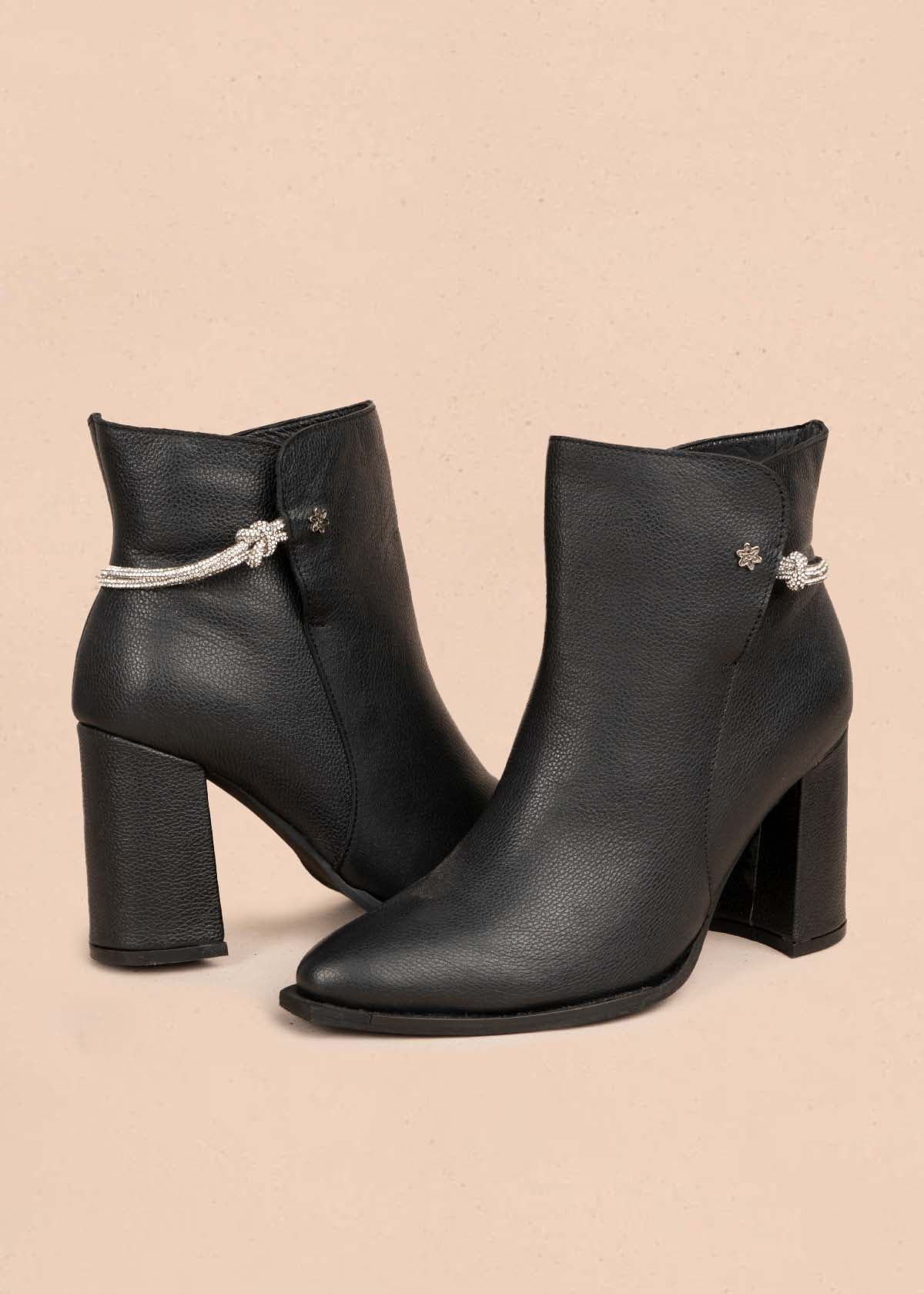 Botines en cuero color negro 105706