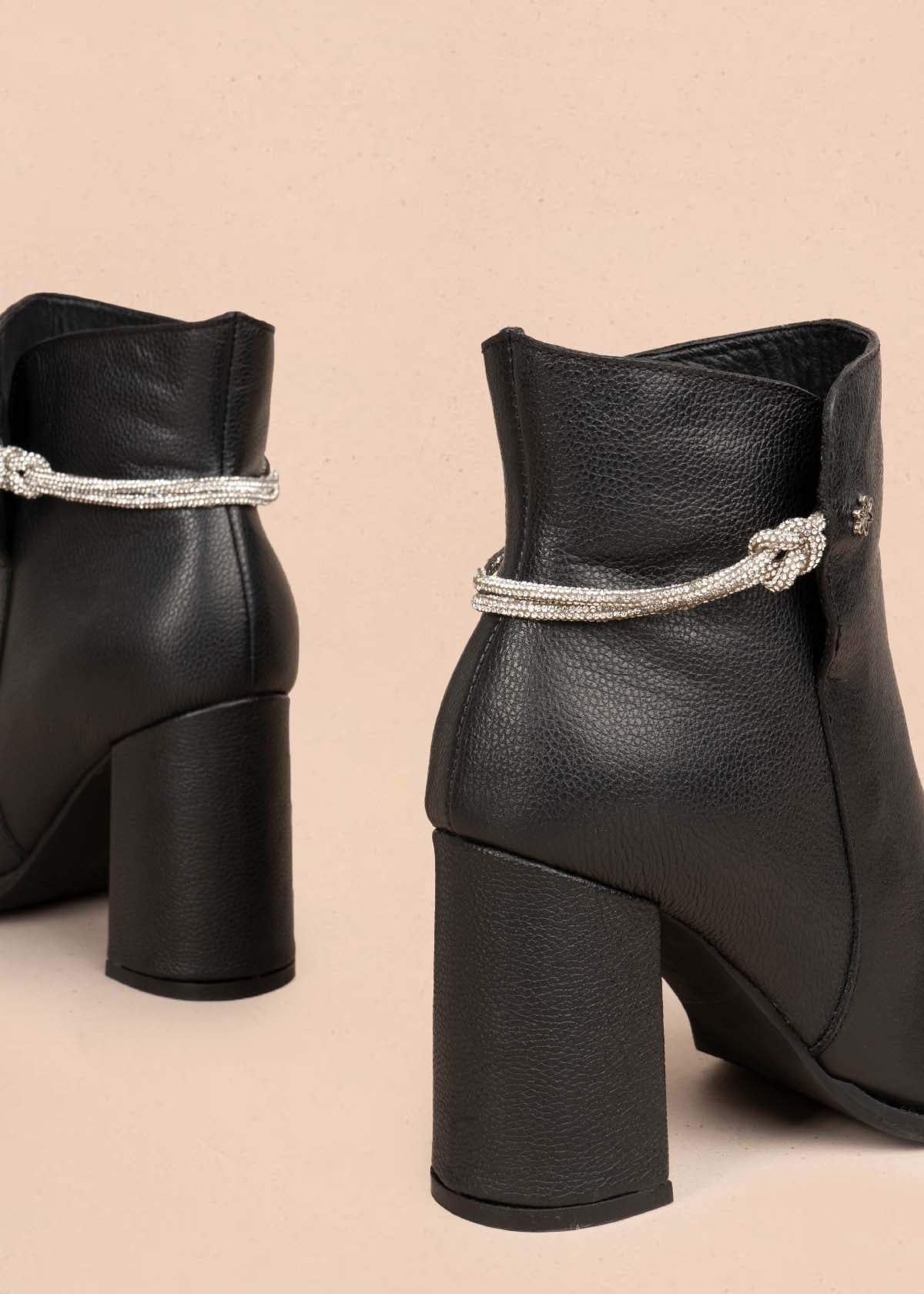 Botines en cuero color negro 105706