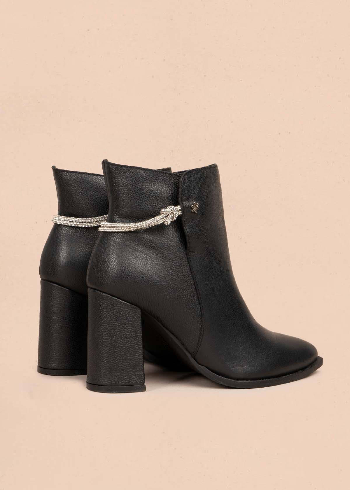 Botines en cuero color negro 105706