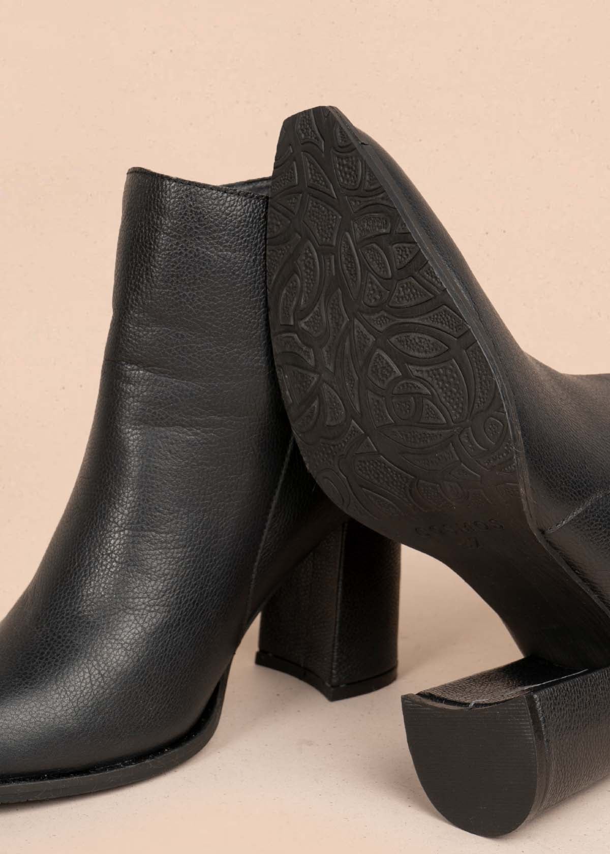 Botines en cuero color negro 105706