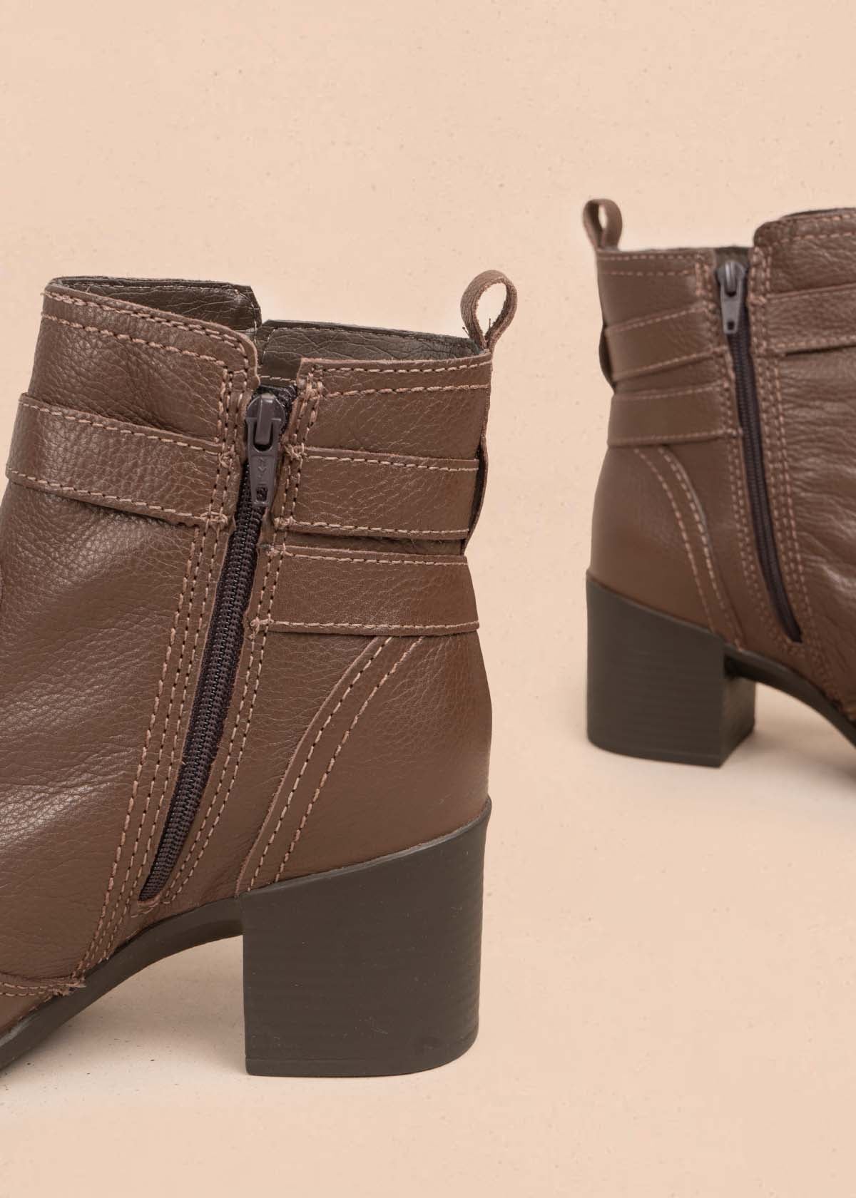 Botines en cuero color café con correa 105707
