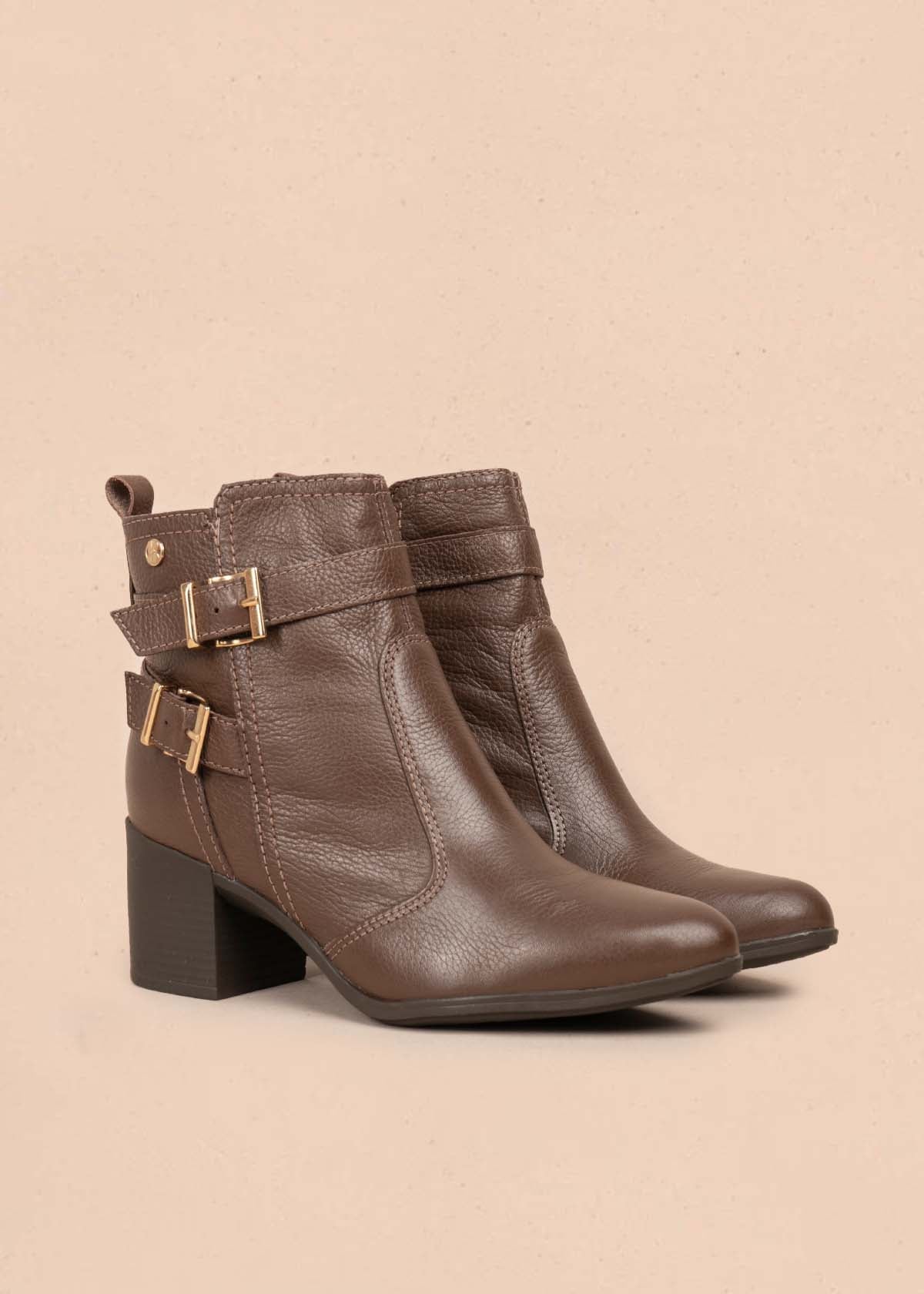 Botines en cuero color café con correa 105707