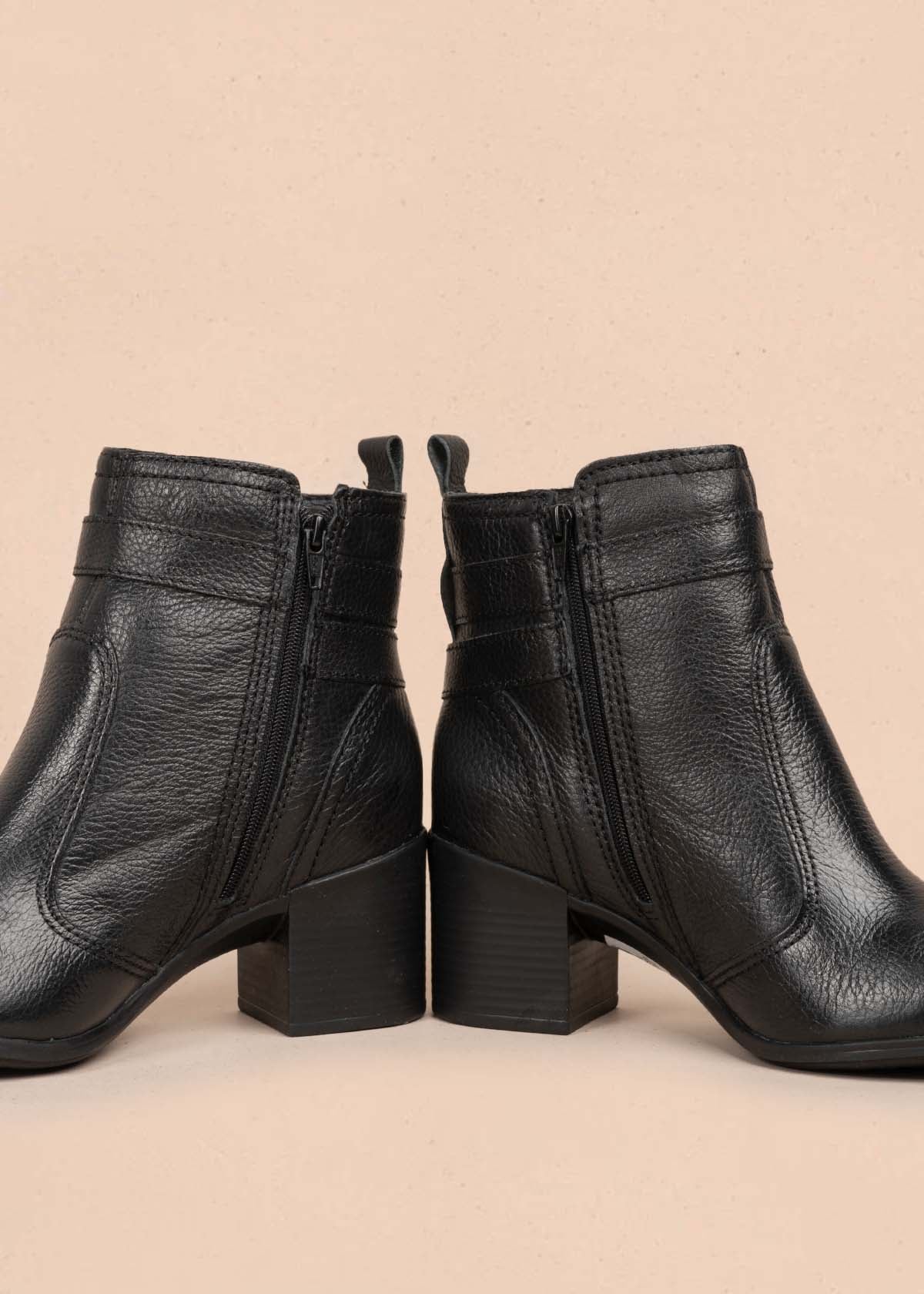 Botines en cuero color negro con correas 105707