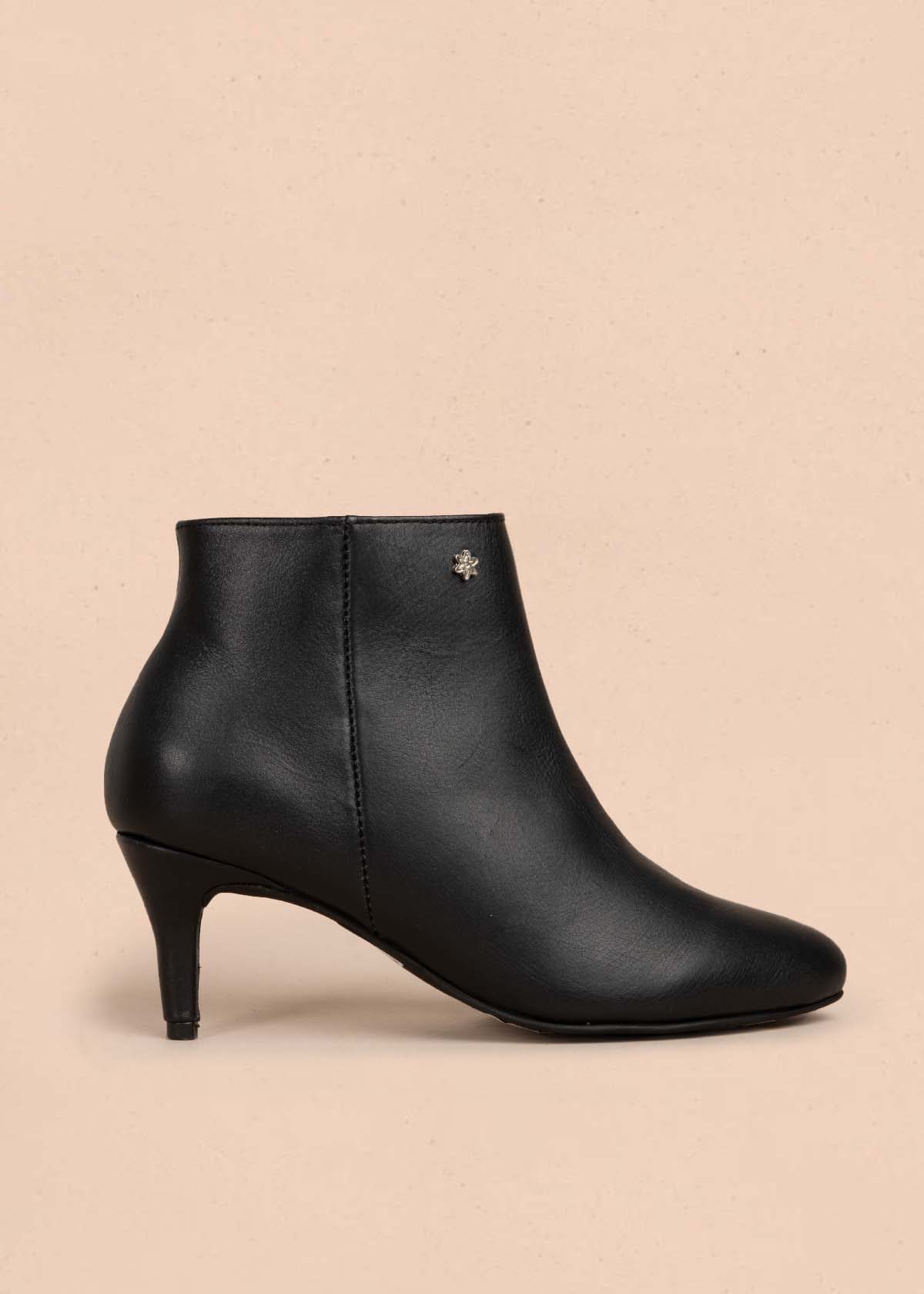 Botines en cuero color negro con tacón puntilla 105709