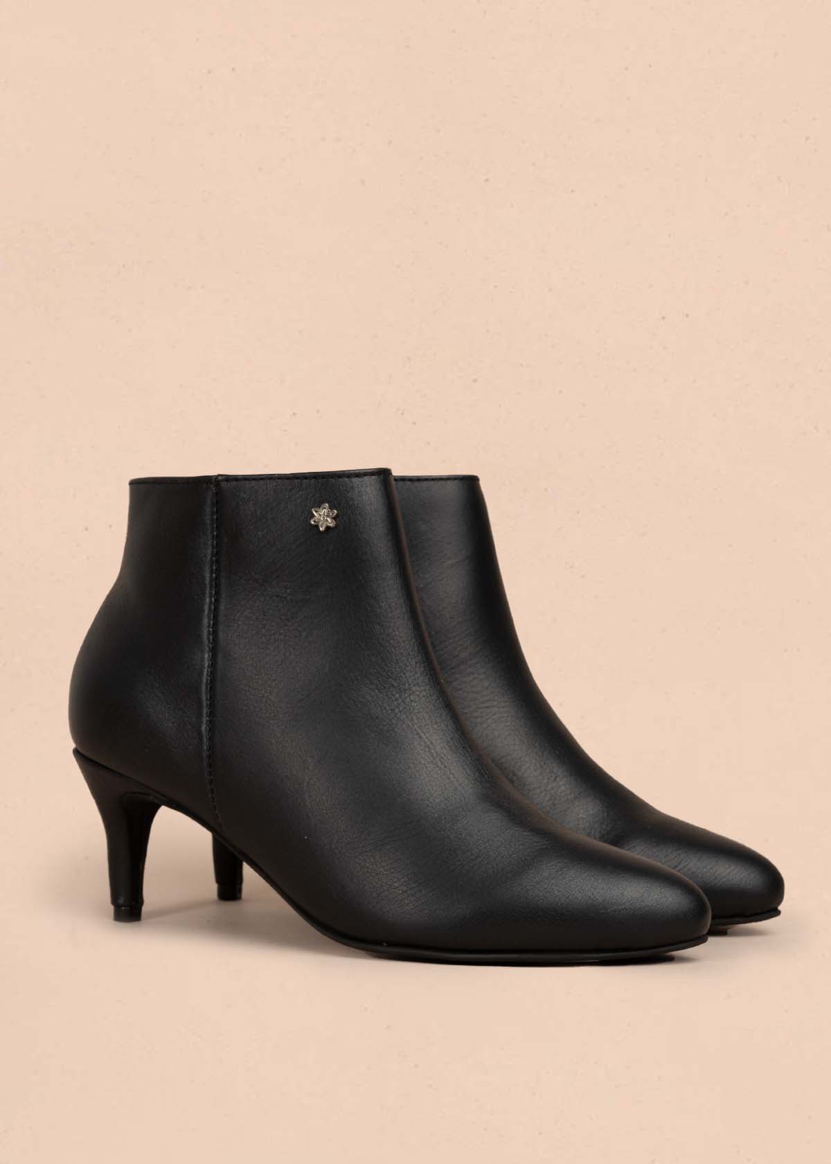 Botines en cuero color negro con tacón puntilla 105709