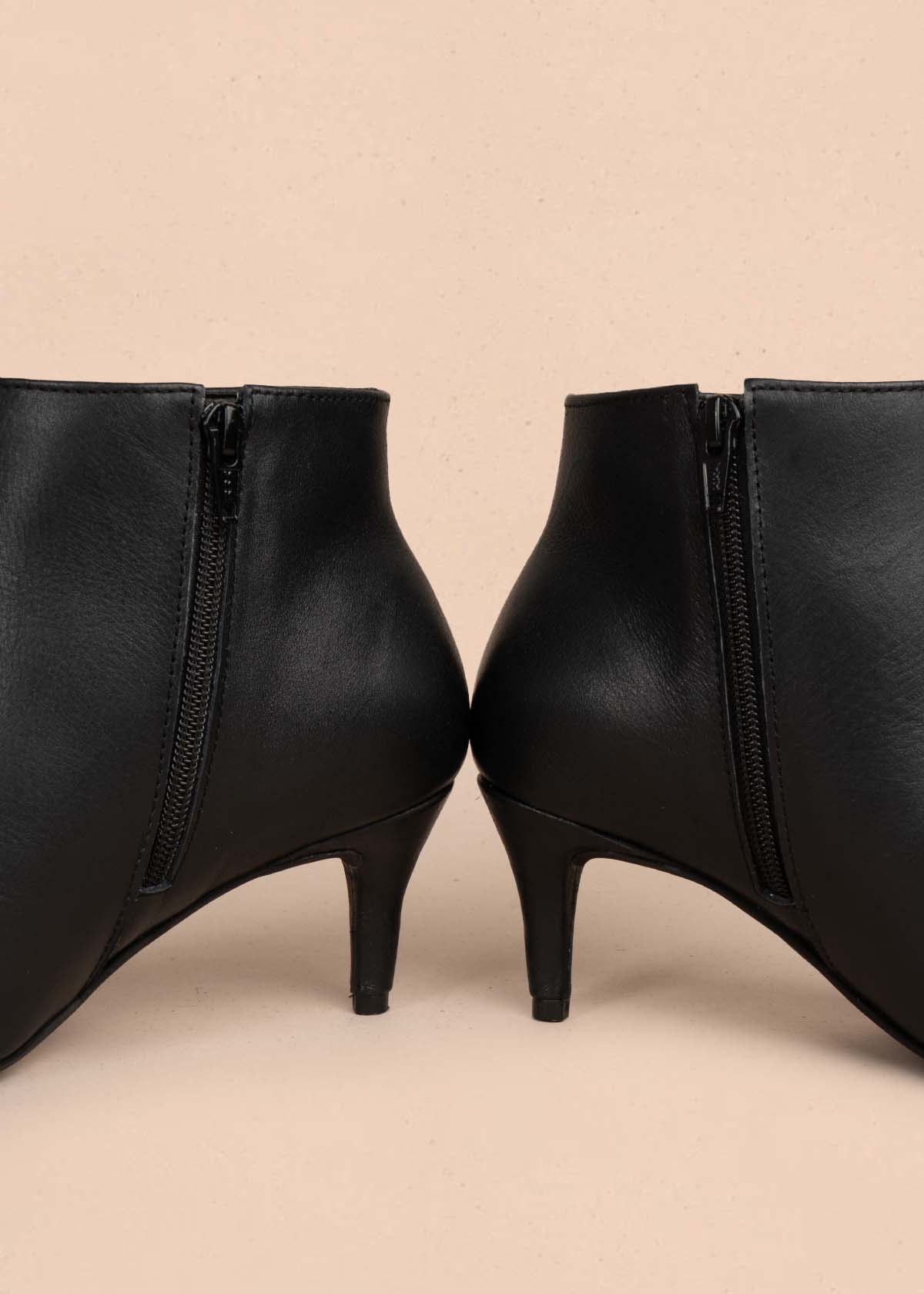 Botines en cuero color negro con tacón puntilla 105709