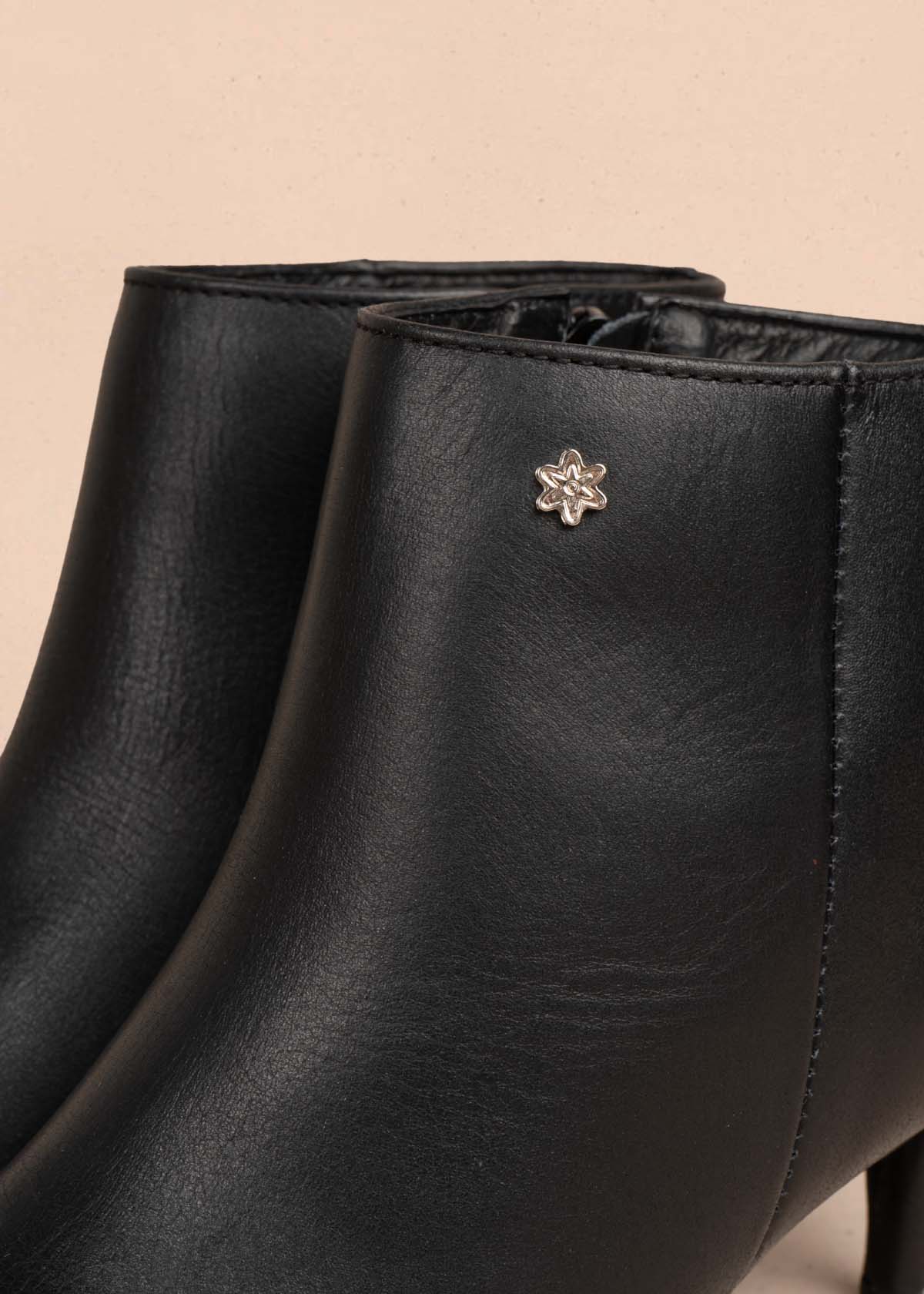 Botines en cuero color negro con tacón puntilla 105709