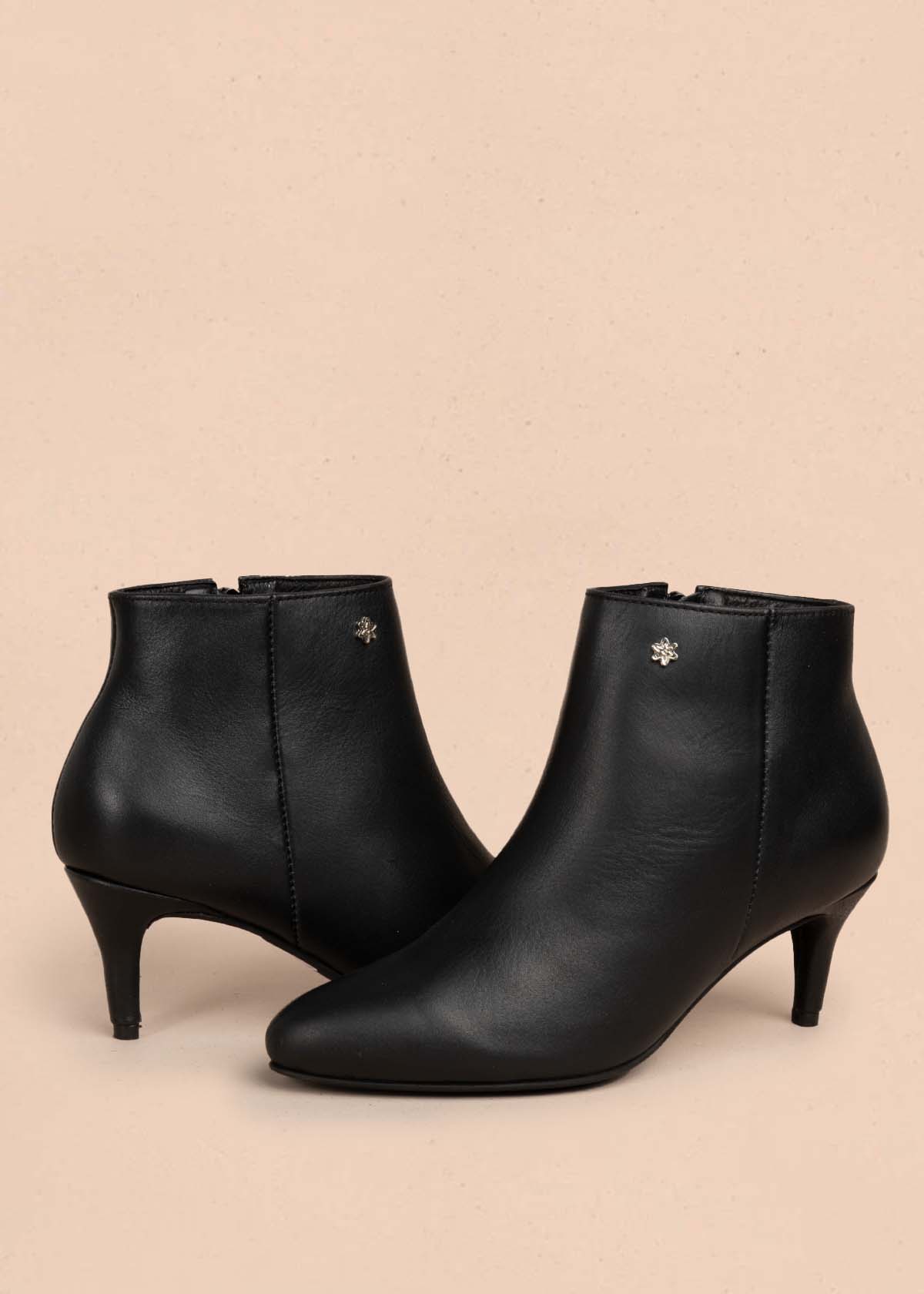 Botines en cuero color negro con tacón puntilla 105709