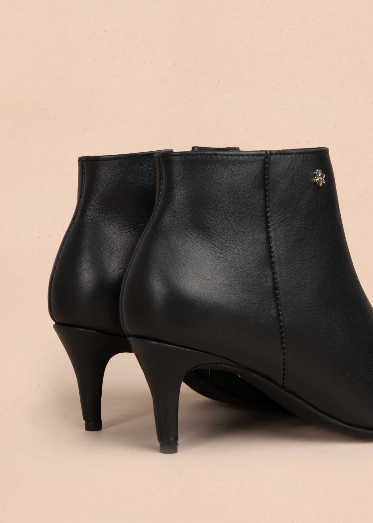 Botines en cuero color negro con tacón puntilla 105709