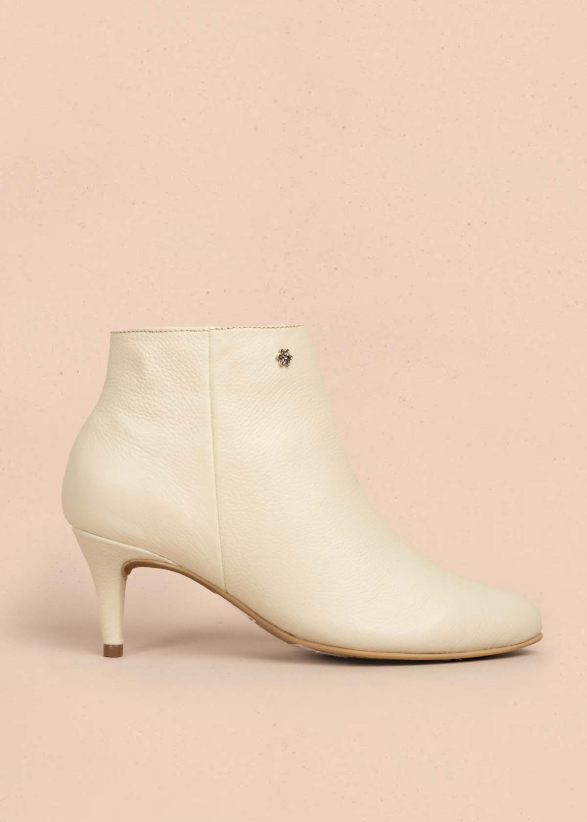 Botines en cuero color talco con tacón puntilla 105709