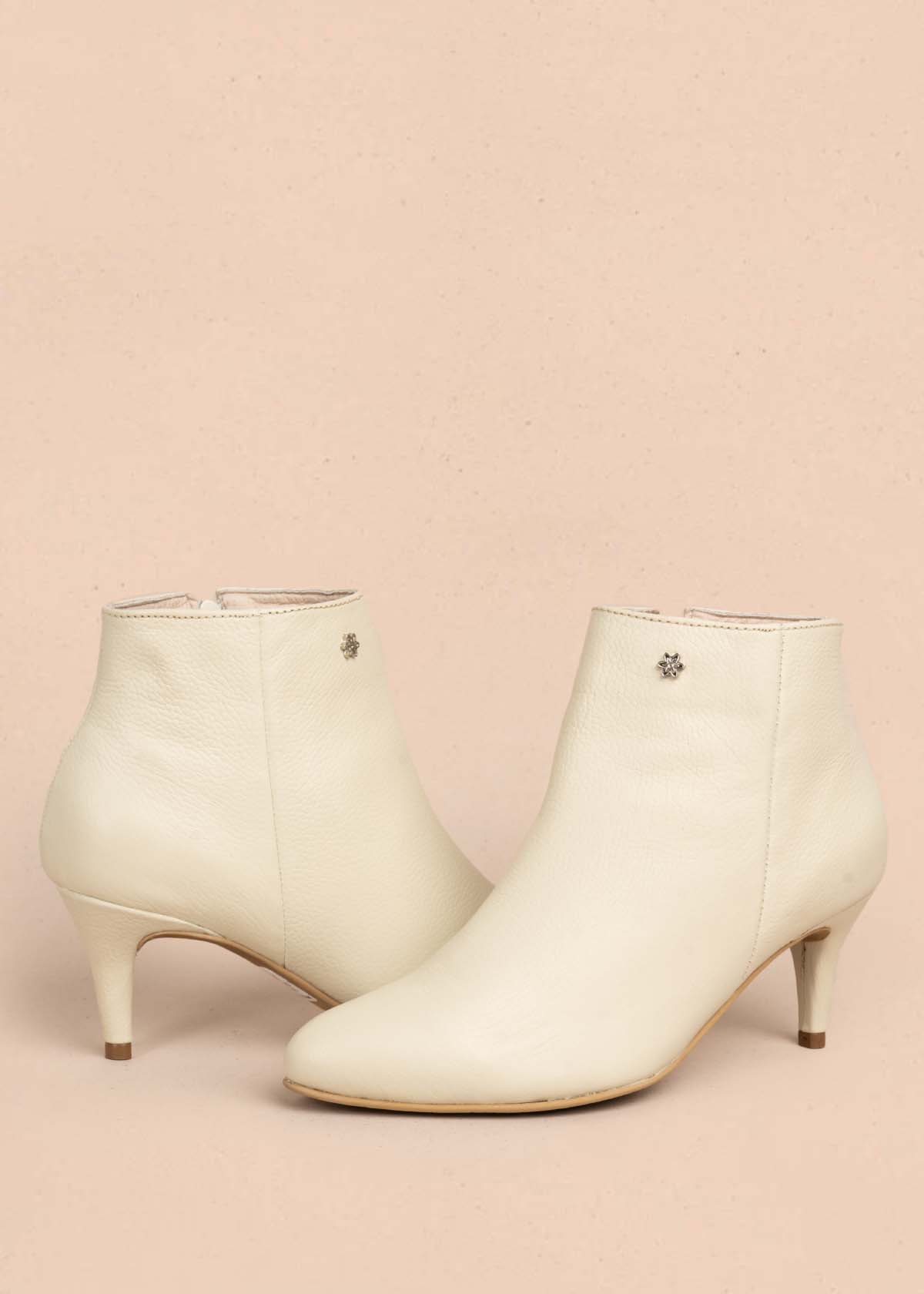 Botines en cuero color talco con tacón puntilla 105709