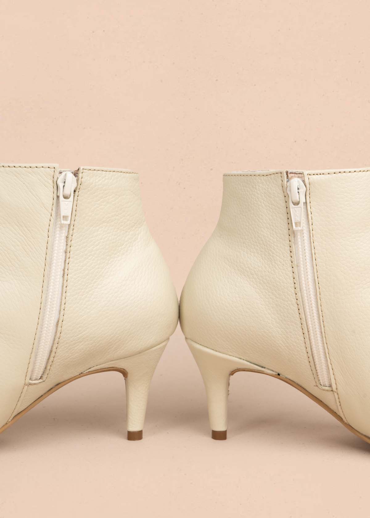 Botines en cuero color talco con tacón puntilla 105709
