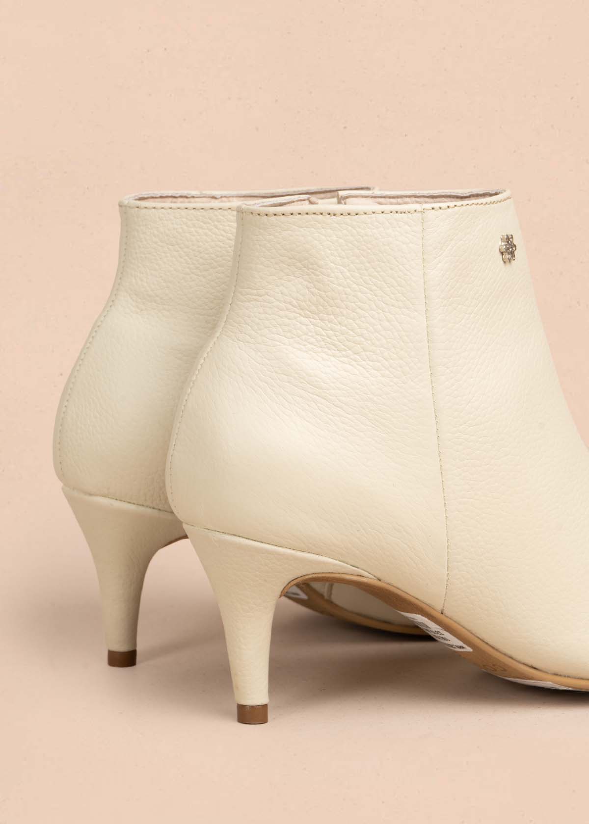 Botines en cuero color talco con tacón puntilla 105709