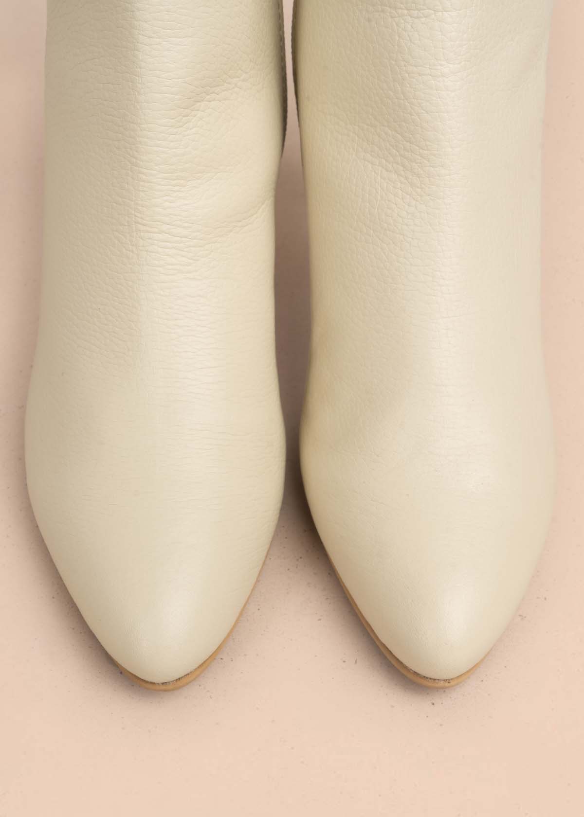 Botines en cuero color talco con tacón puntilla 105709