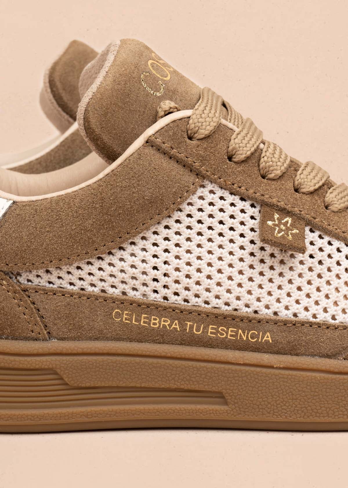 Tenis casuales en cuero color arena con malla 105712