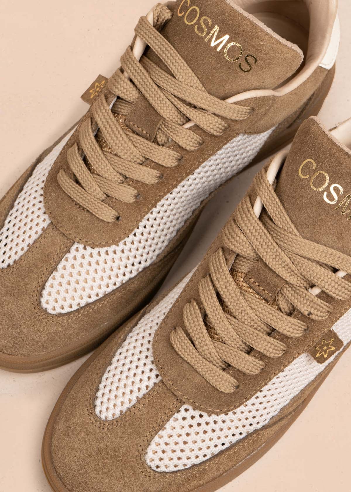 Tenis casuales en cuero color arena con malla 105712