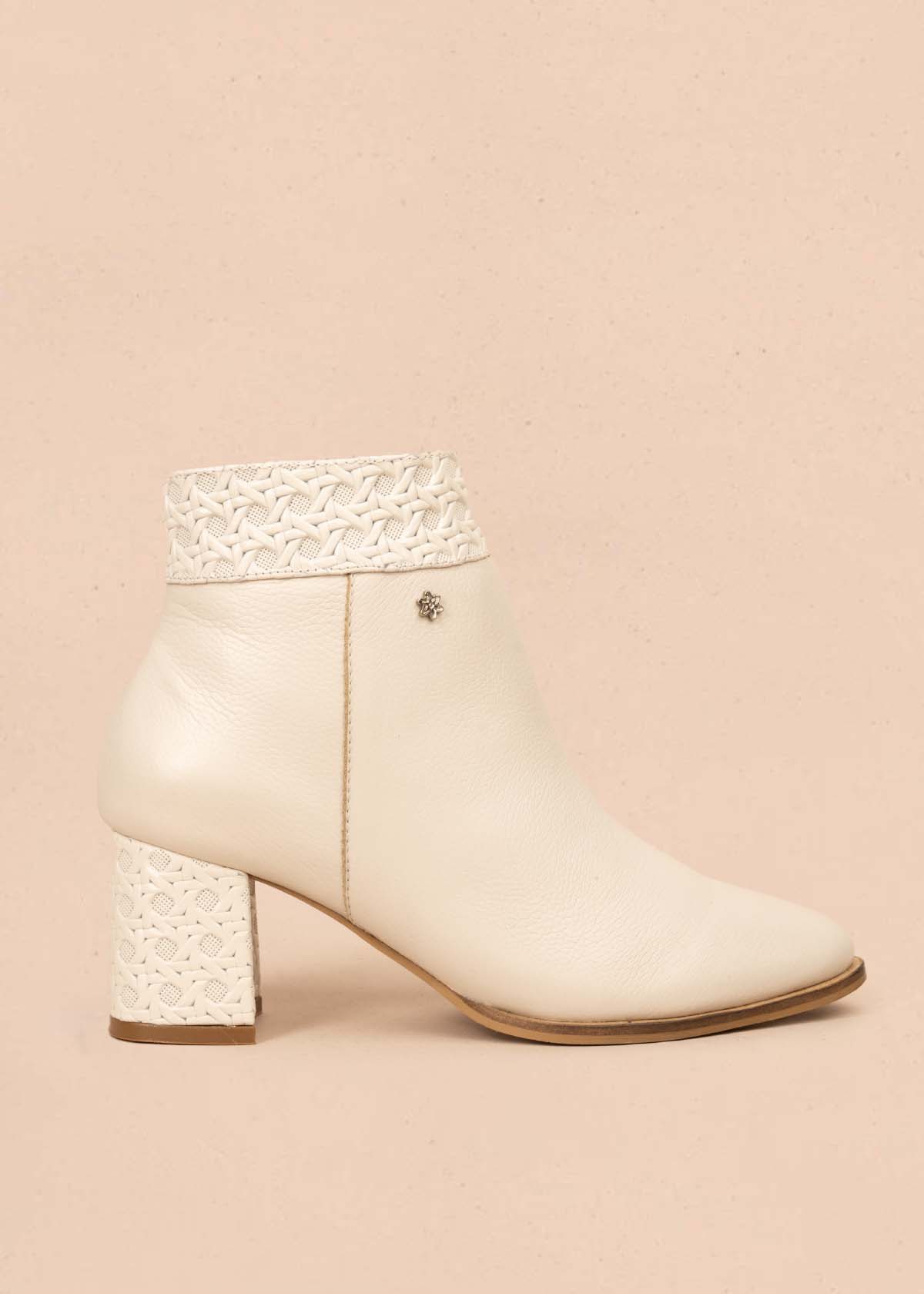 Botines en cuero color beige con textura 105715