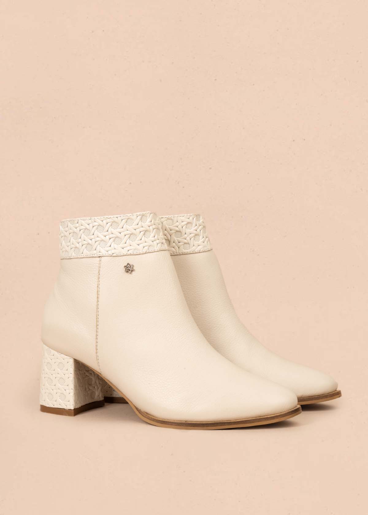 Botines en cuero color beige con textura 105715