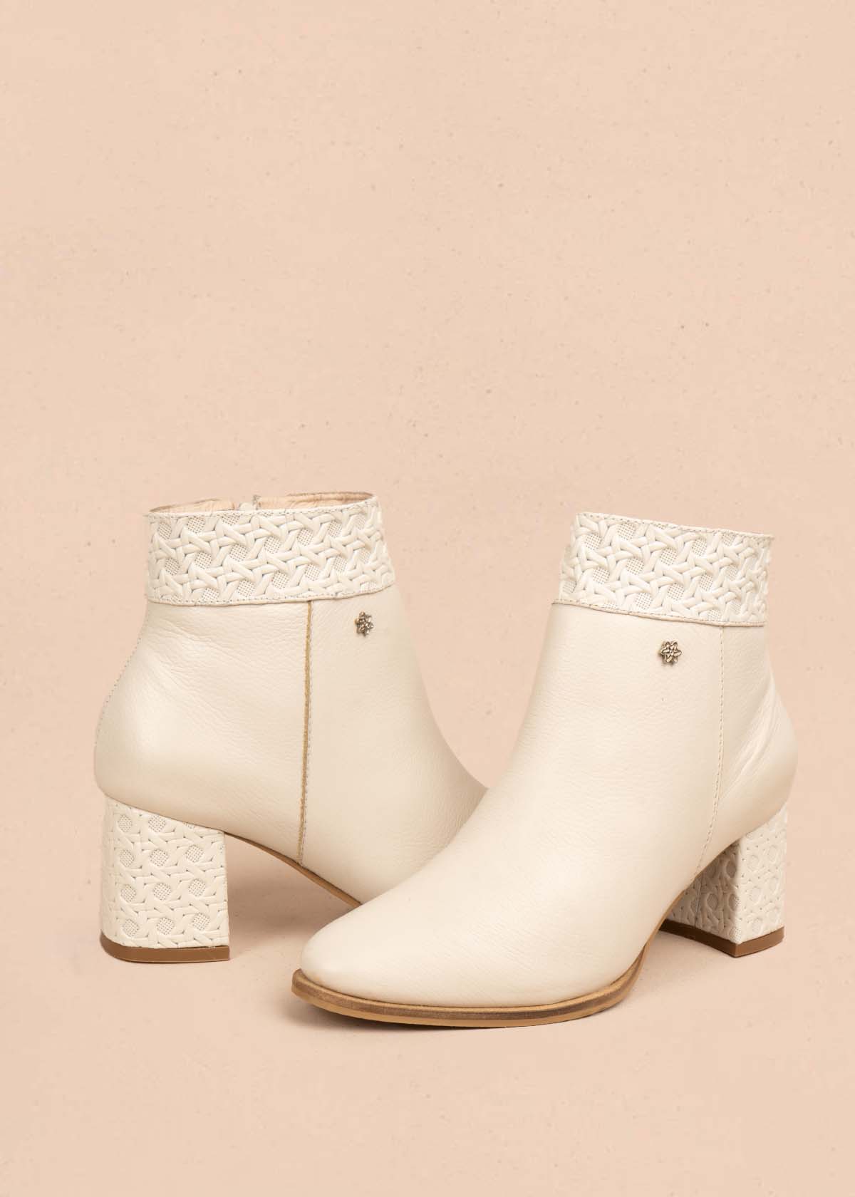 Botines en cuero color beige con textura 105715