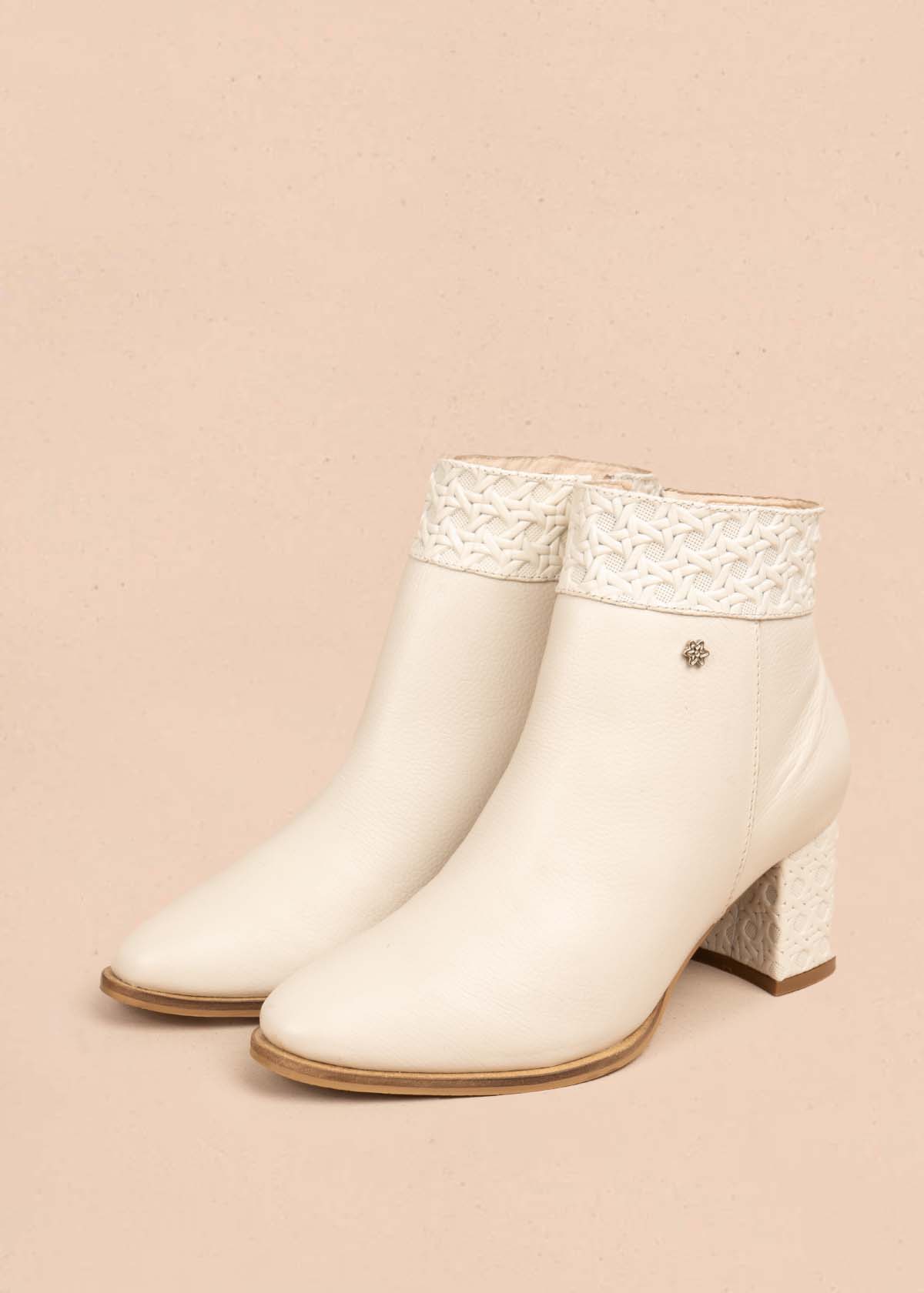 Botines en cuero color beige con textura 105715