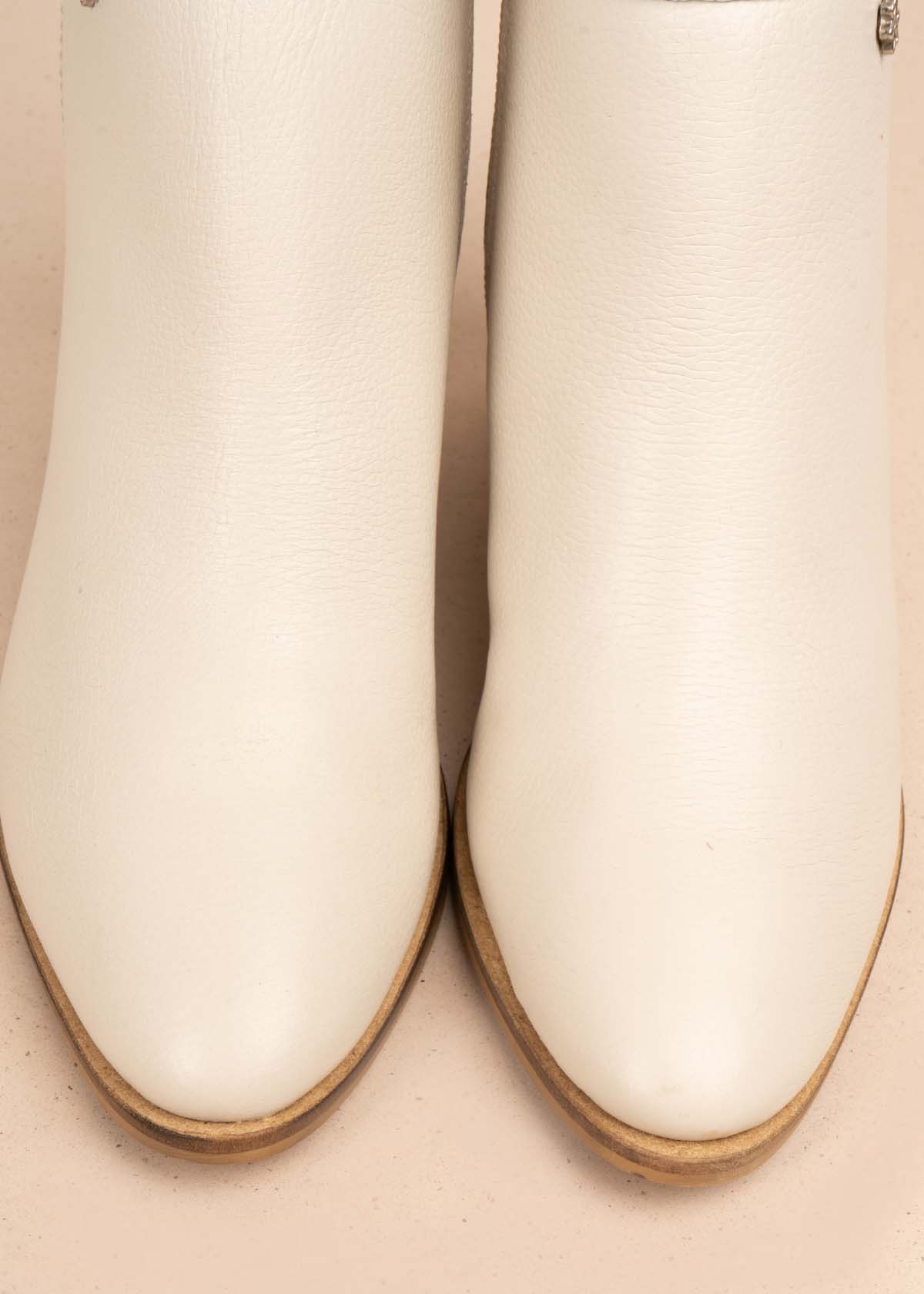 Botines en cuero color beige con textura 105715