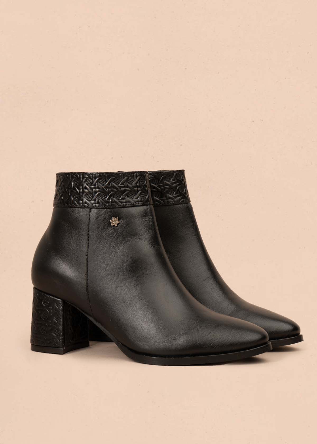 Botines en cuero color negro con textura 105715