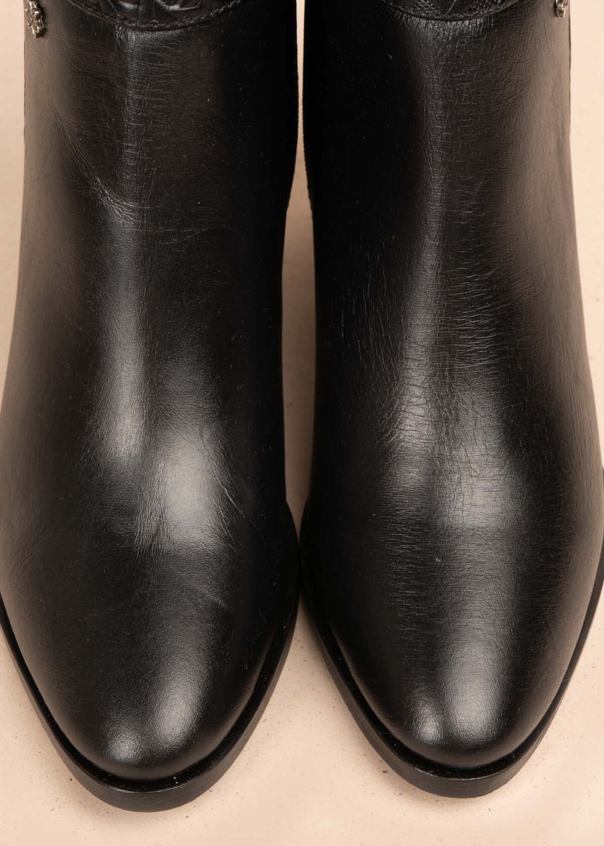 Botines en cuero color negro con textura 105715