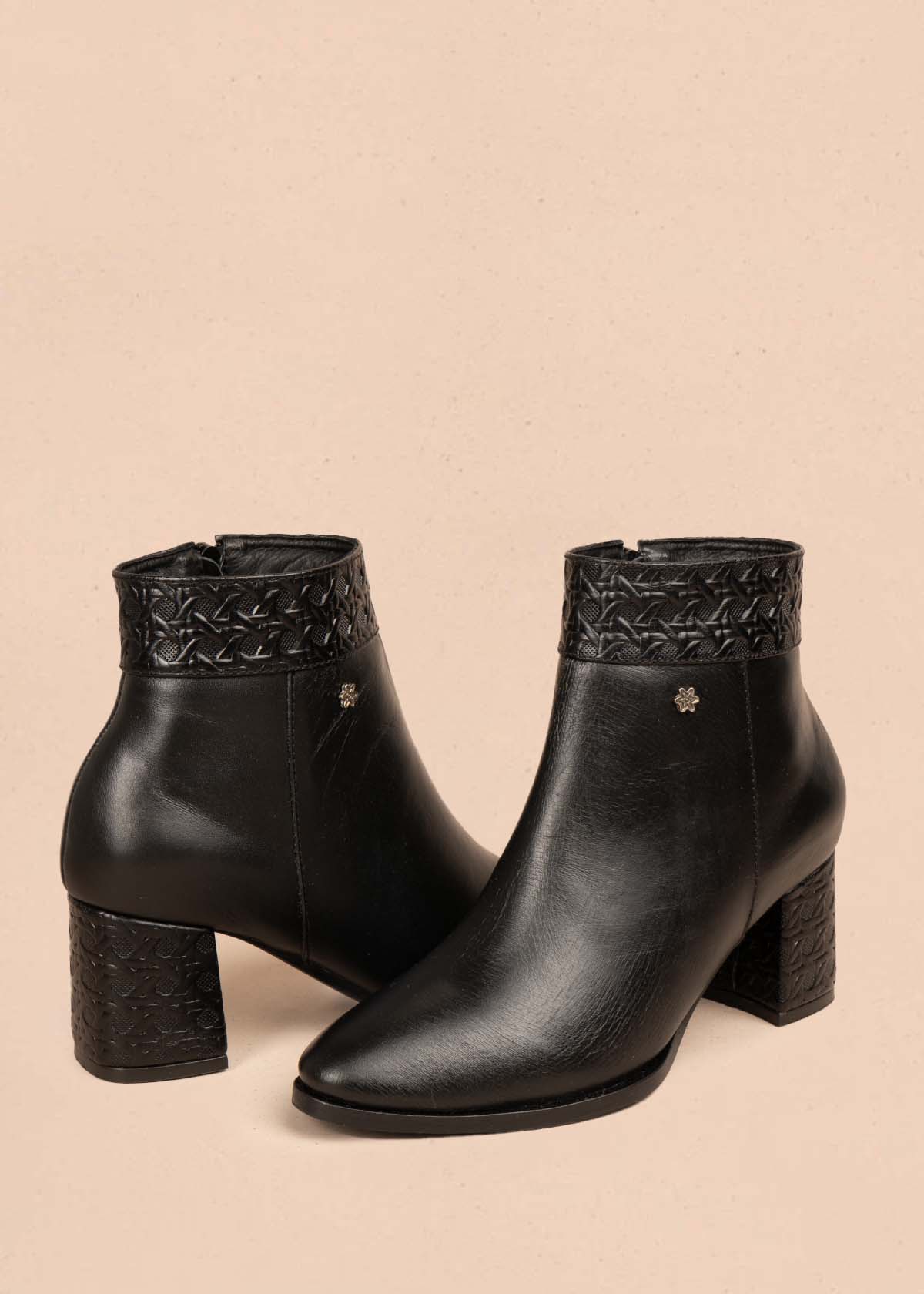 Botines en cuero color negro con textura 105715