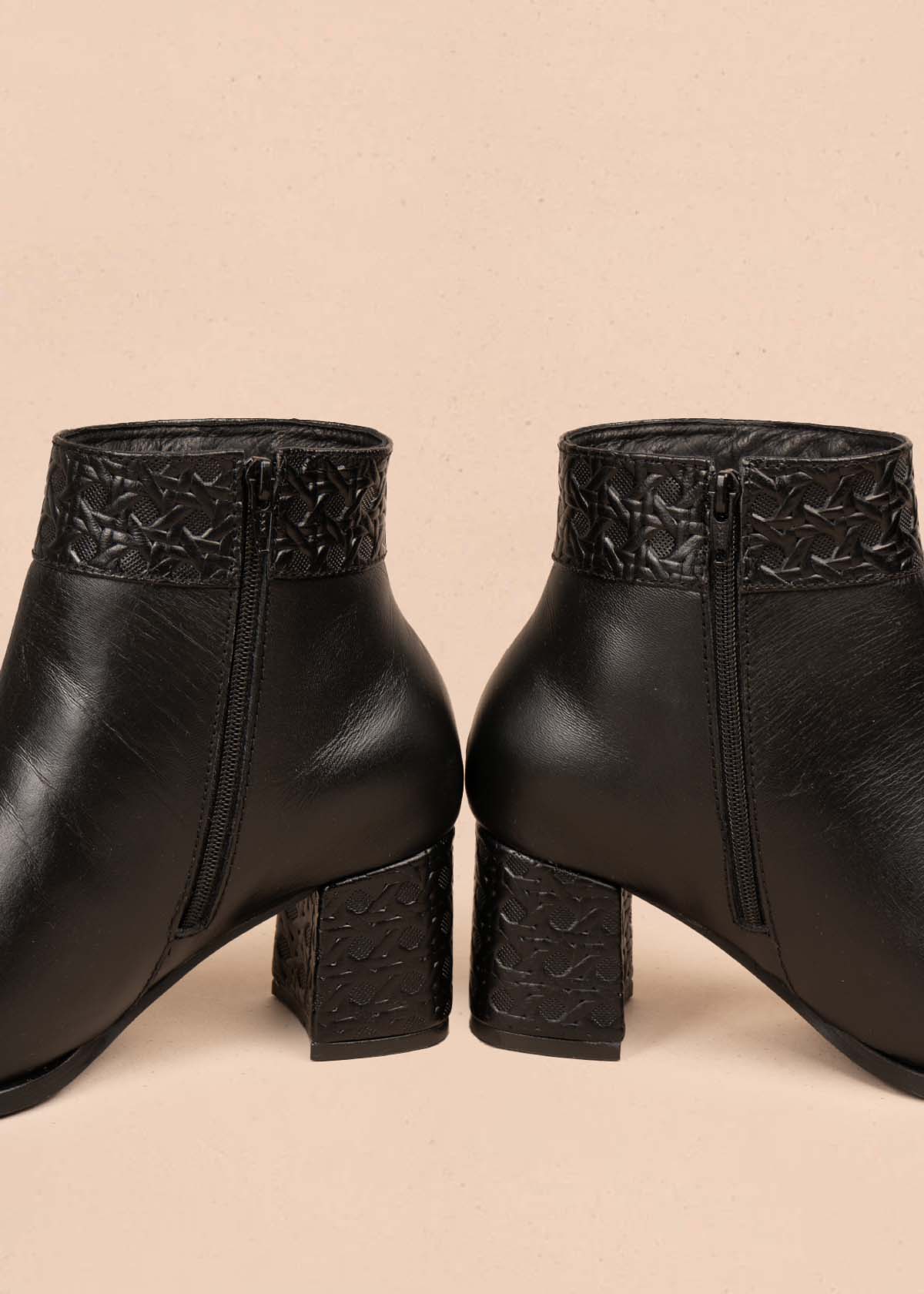 Botines en cuero color negro con textura 105715