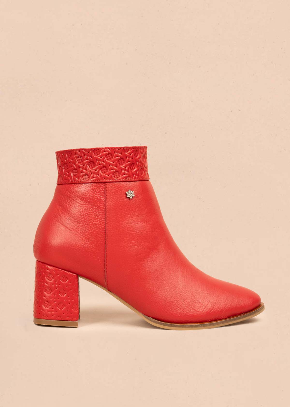 Botines en cuero color rojo con textura 105715