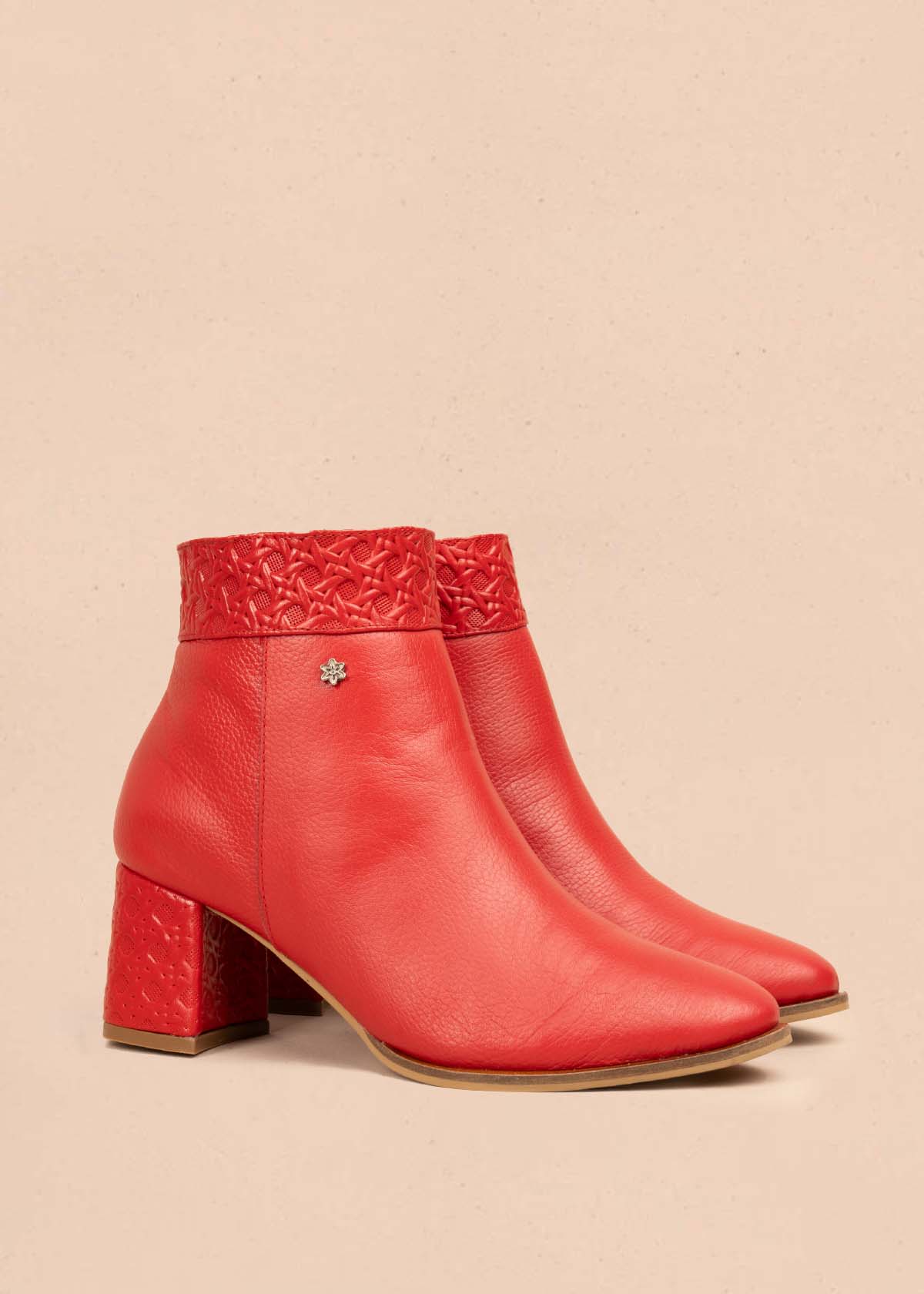 Botines en cuero color rojo con textura 105715