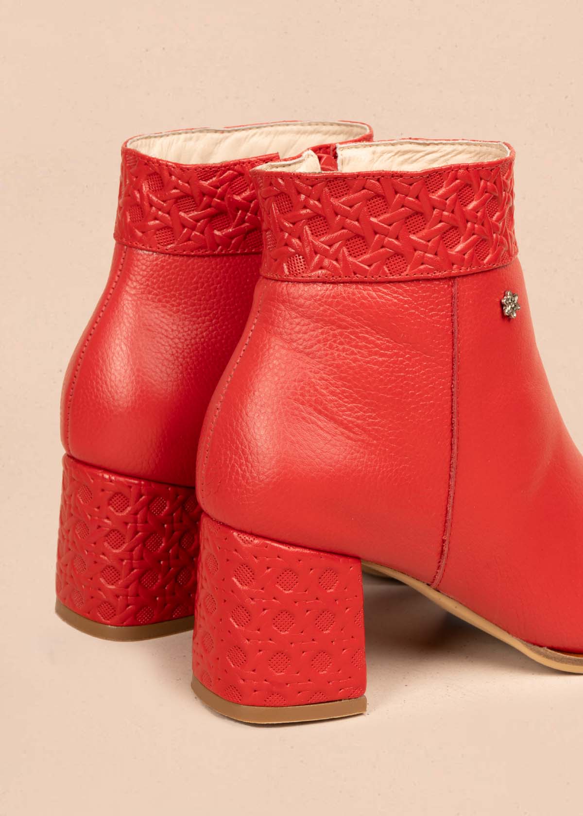 Botines en cuero color rojo con textura 105715