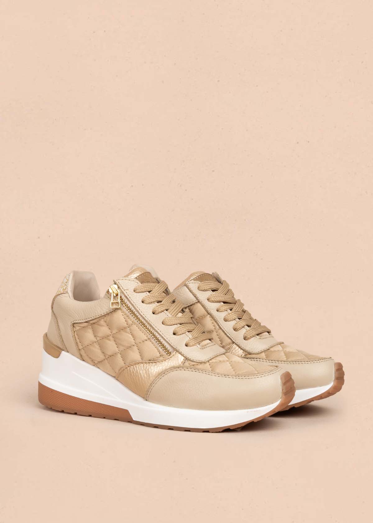 Tenis casuales en cuero color beige con cierre lateral 105716