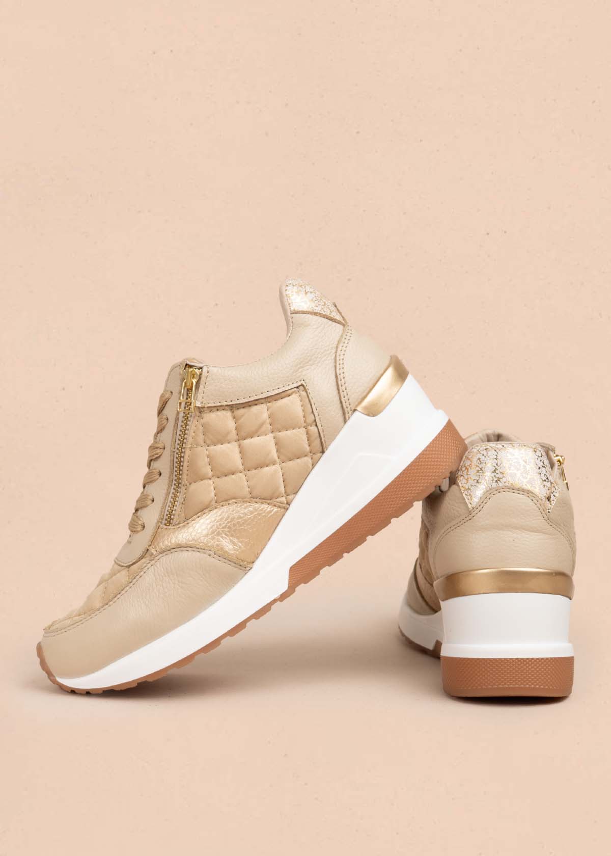 Tenis casuales en cuero color beige con cierre lateral 105716