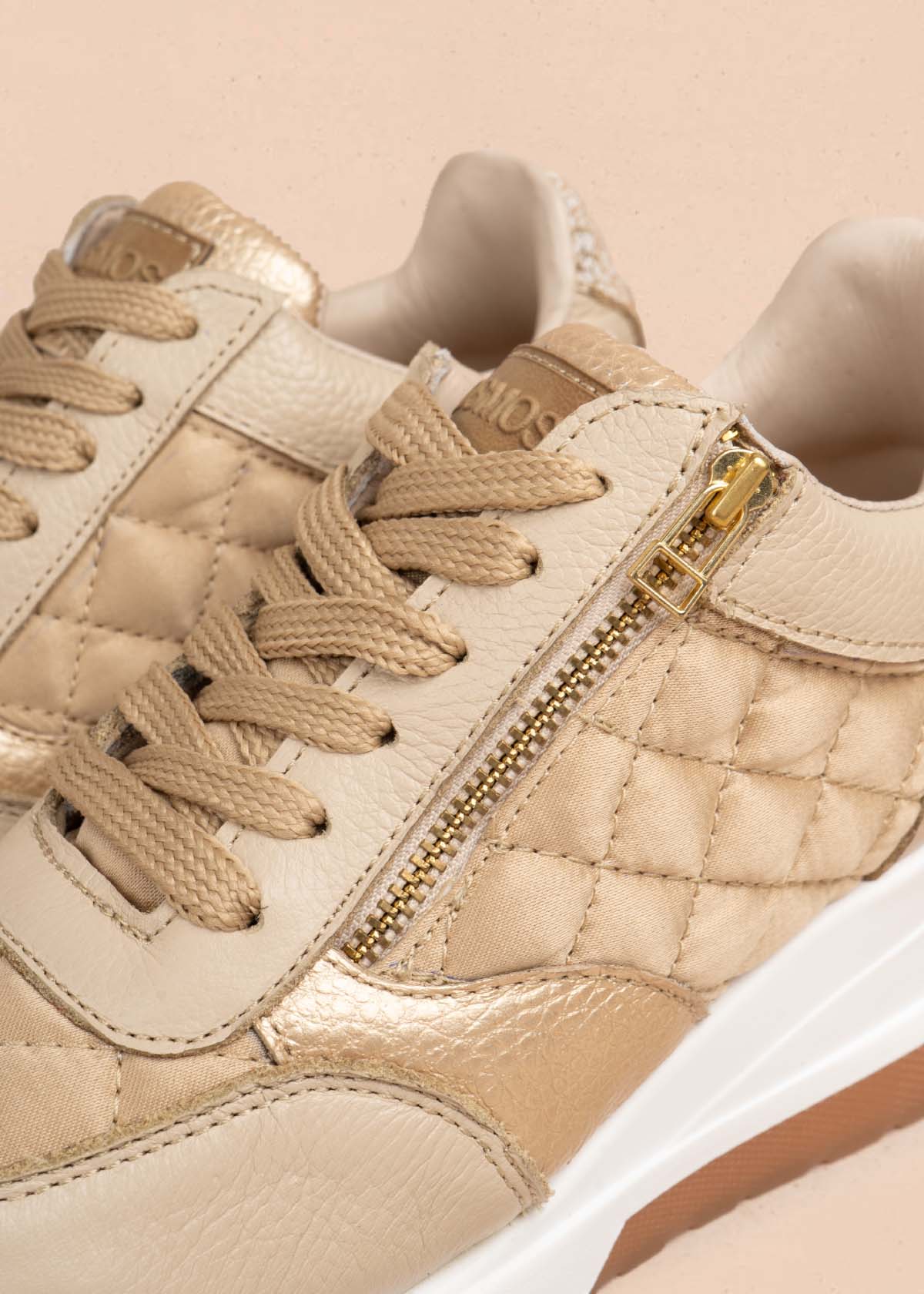 Tenis casuales en cuero color beige con cierre lateral 105716