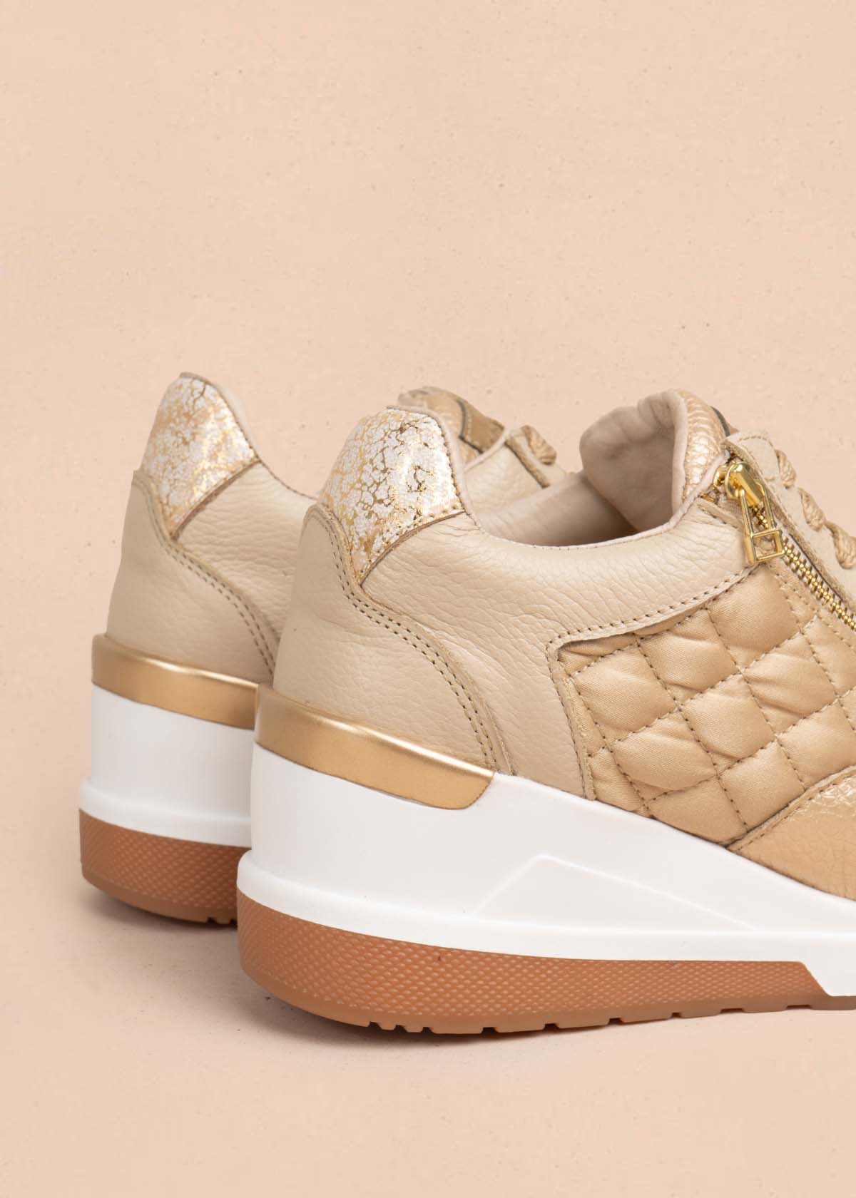 Tenis casuales en cuero color beige con cierre lateral 105716